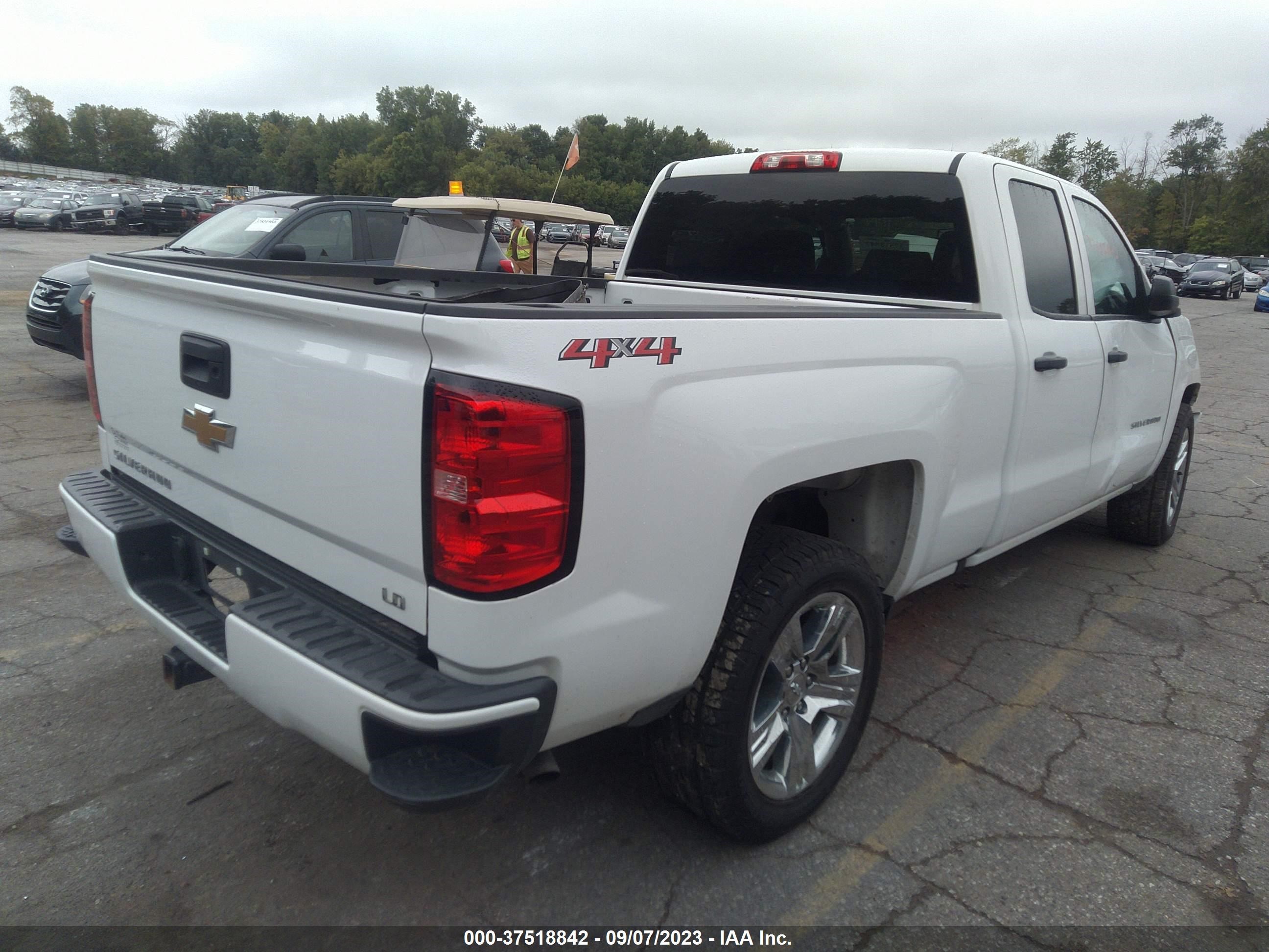 Photo 3 VIN: 2GCVKMEC0K1243907 - CHEVROLET SILVERADO 