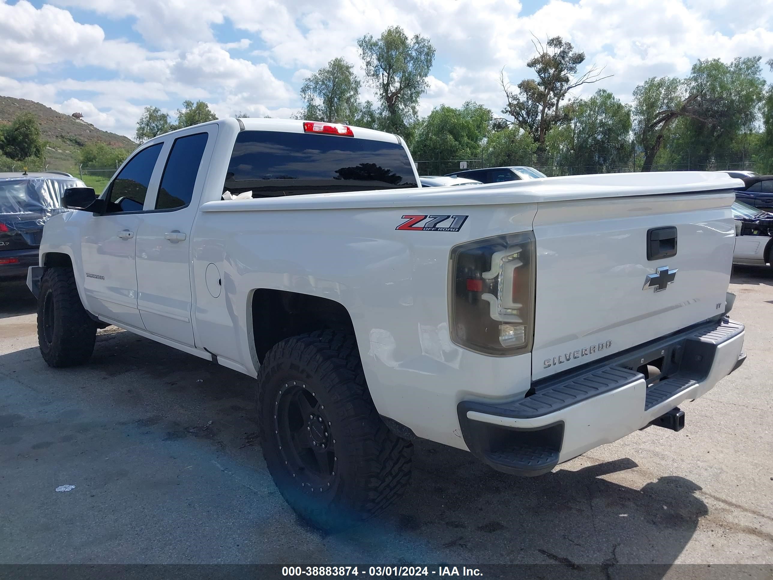 Photo 2 VIN: 2GCVKREC0J1102878 - CHEVROLET SILVERADO 