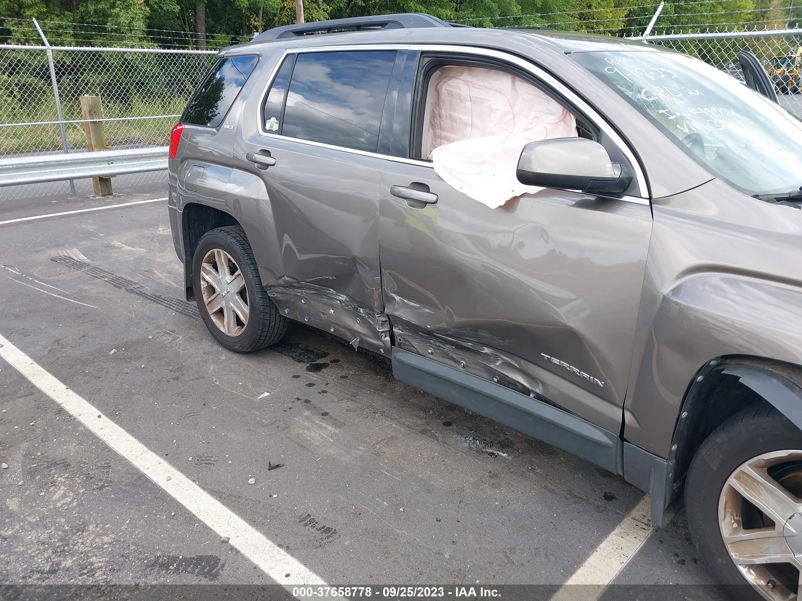 Photo 10 VIN: 2GKALUEK8C6223609 - GMC TERRAIN 