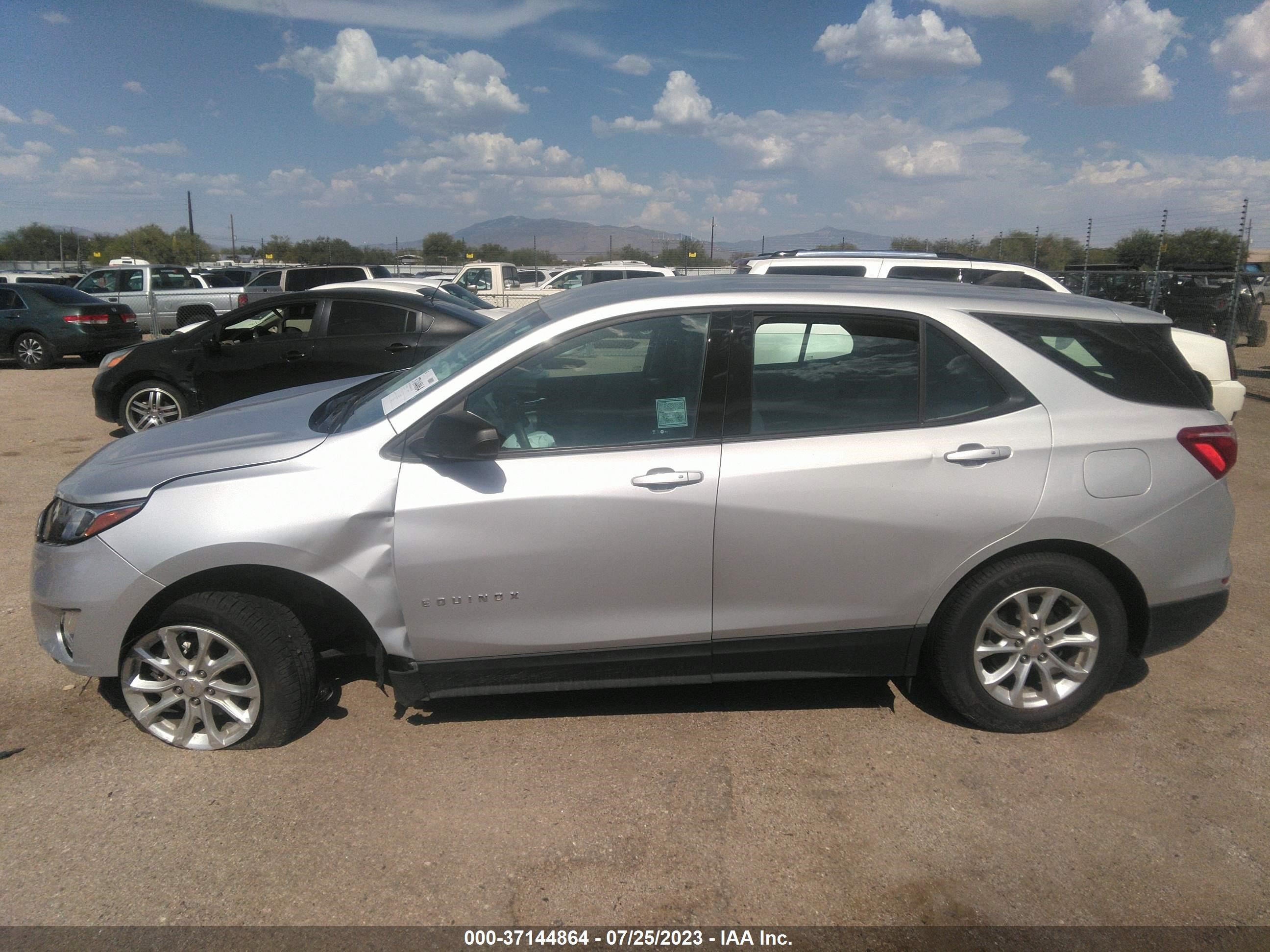 Photo 12 VIN: 2GNAXHEV8J6155205 - CHEVROLET EQUINOX 