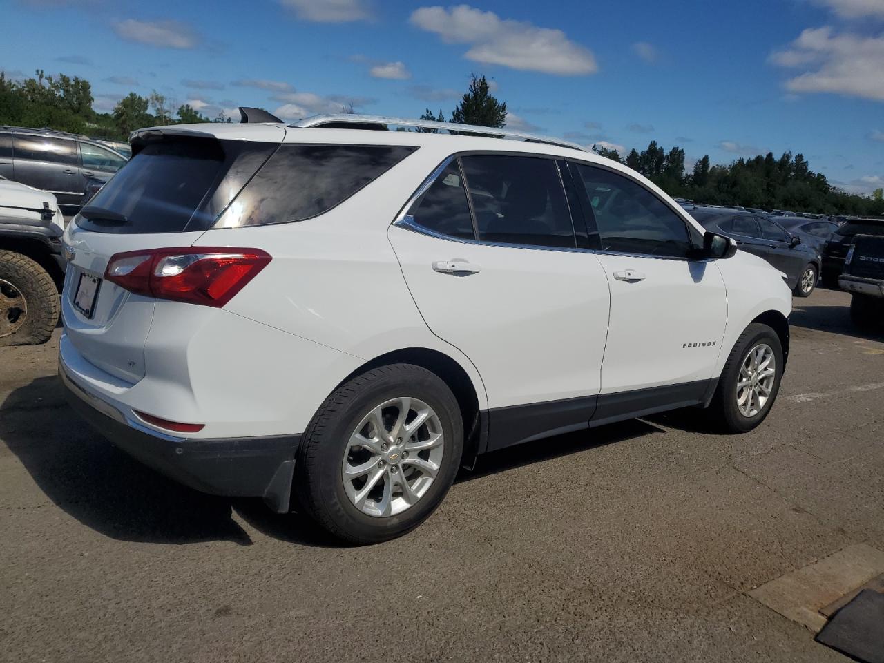 Photo 2 VIN: 2GNAXJEV3J6106985 - CHEVROLET EQUINOX 