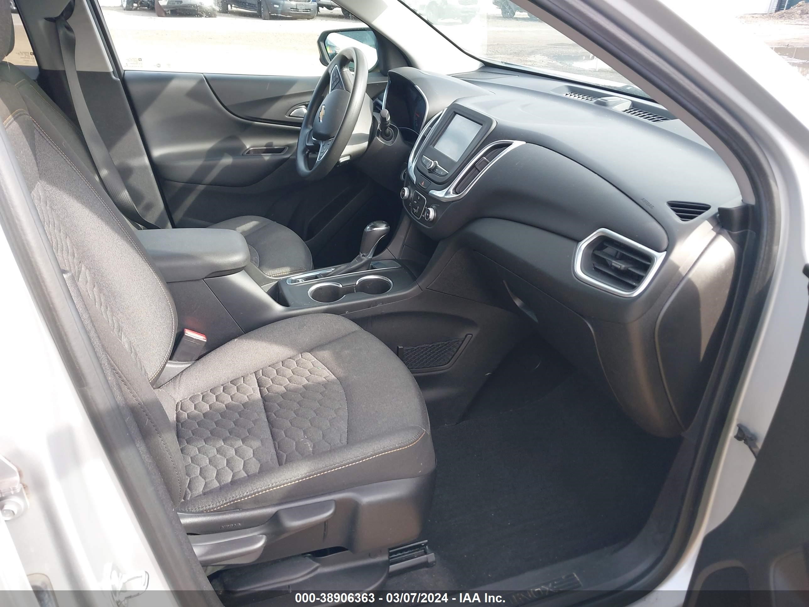 Photo 4 VIN: 2GNAXJEV6J6131573 - CHEVROLET EQUINOX 