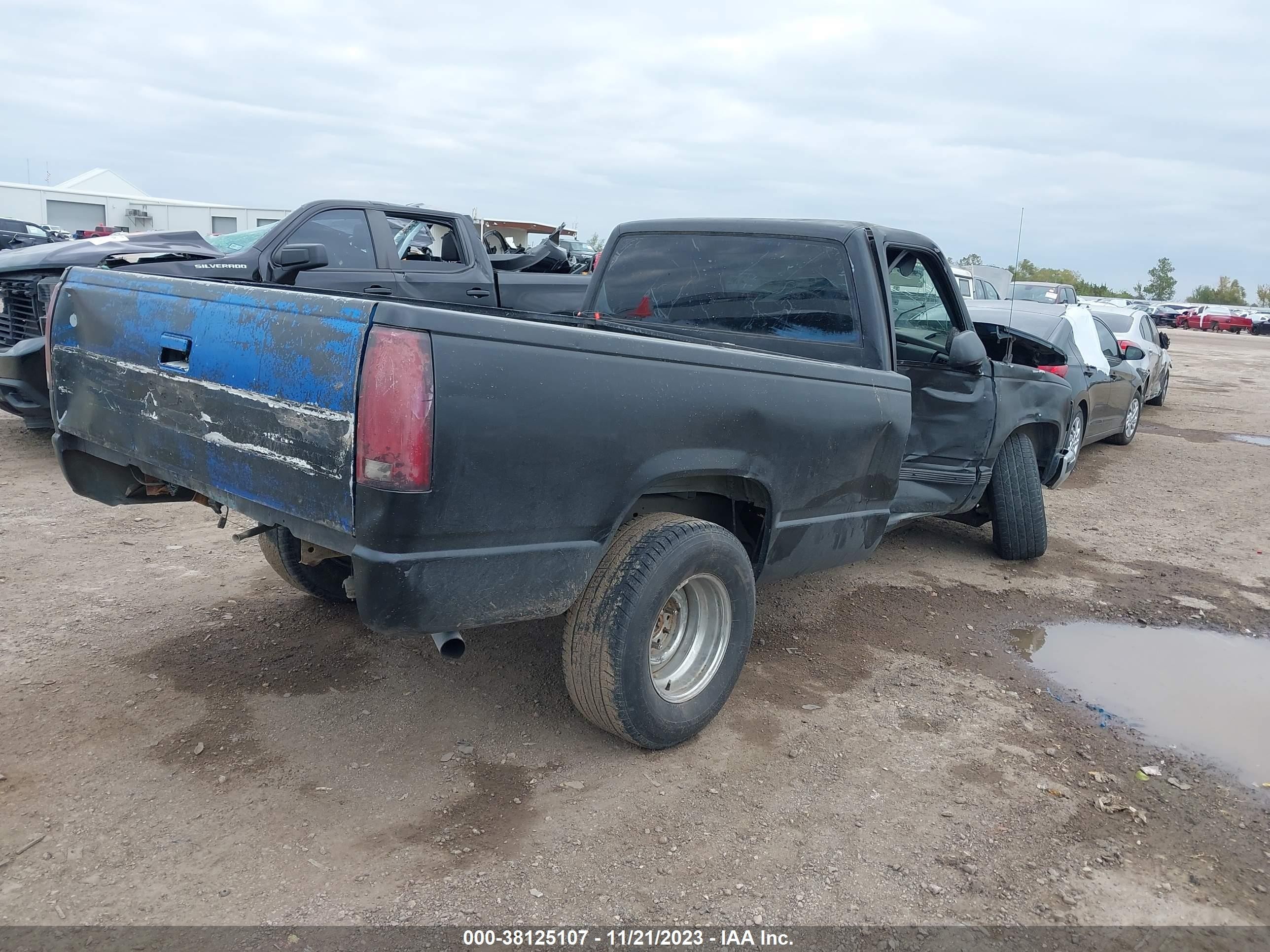 Photo 3 VIN: 2GTDC14K6K1569243 - GMC SIERRA 