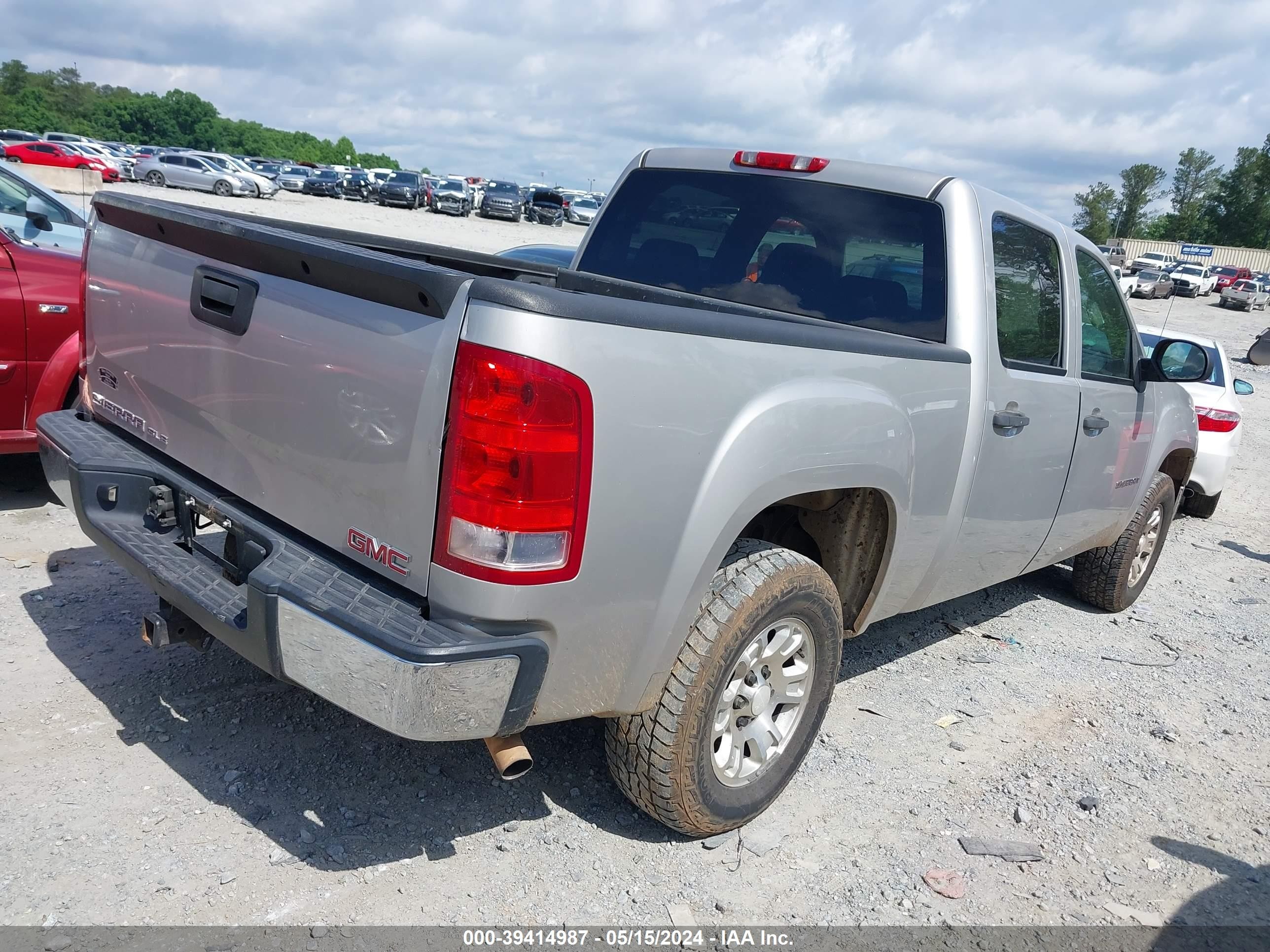 Photo 3 VIN: 2GTEC13J281187698 - GMC SIERRA 