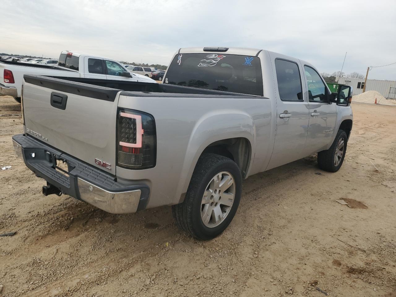 Photo 2 VIN: 2GTEC13J681186117 - GMC SIERRA 