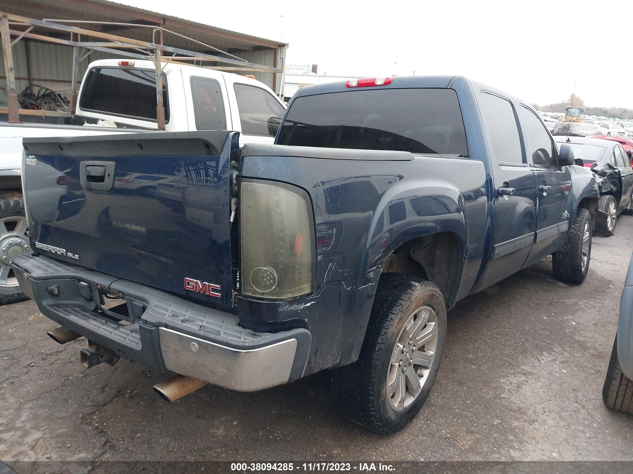 Photo 3 VIN: 2GTEC13J881139543 - GMC SIERRA 