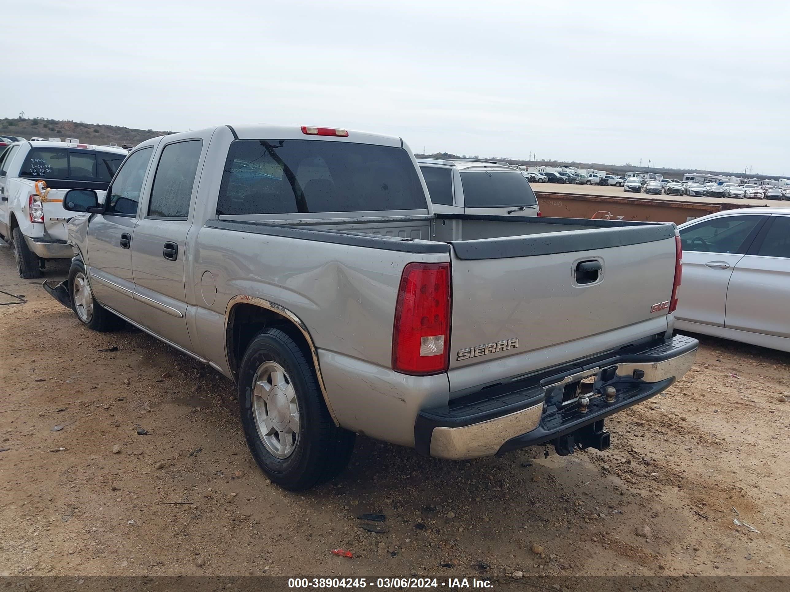 Photo 2 VIN: 2GTEC13T261165604 - GMC SIERRA 