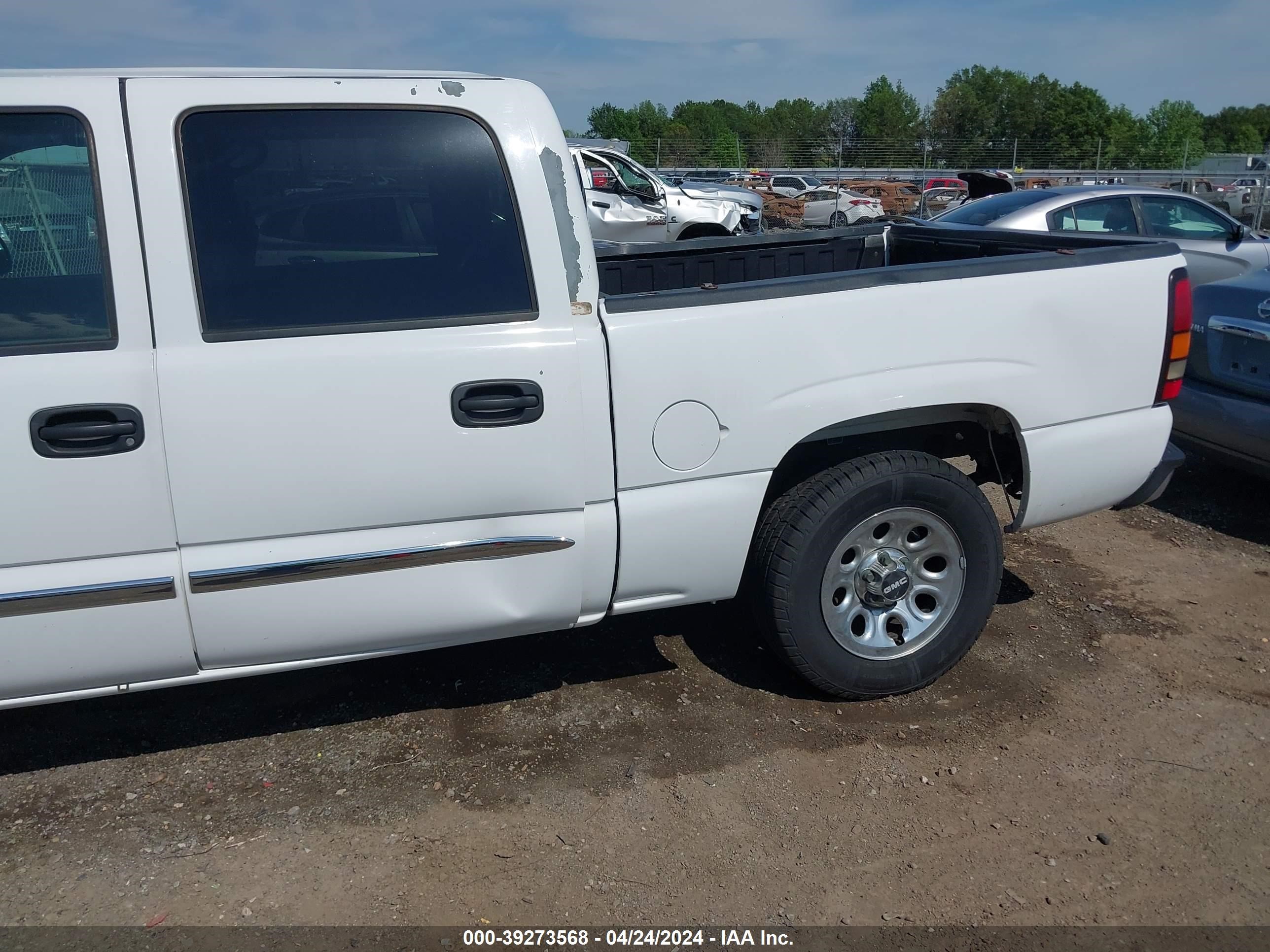 Photo 5 VIN: 2GTEC13T451391934 - GMC SIERRA 