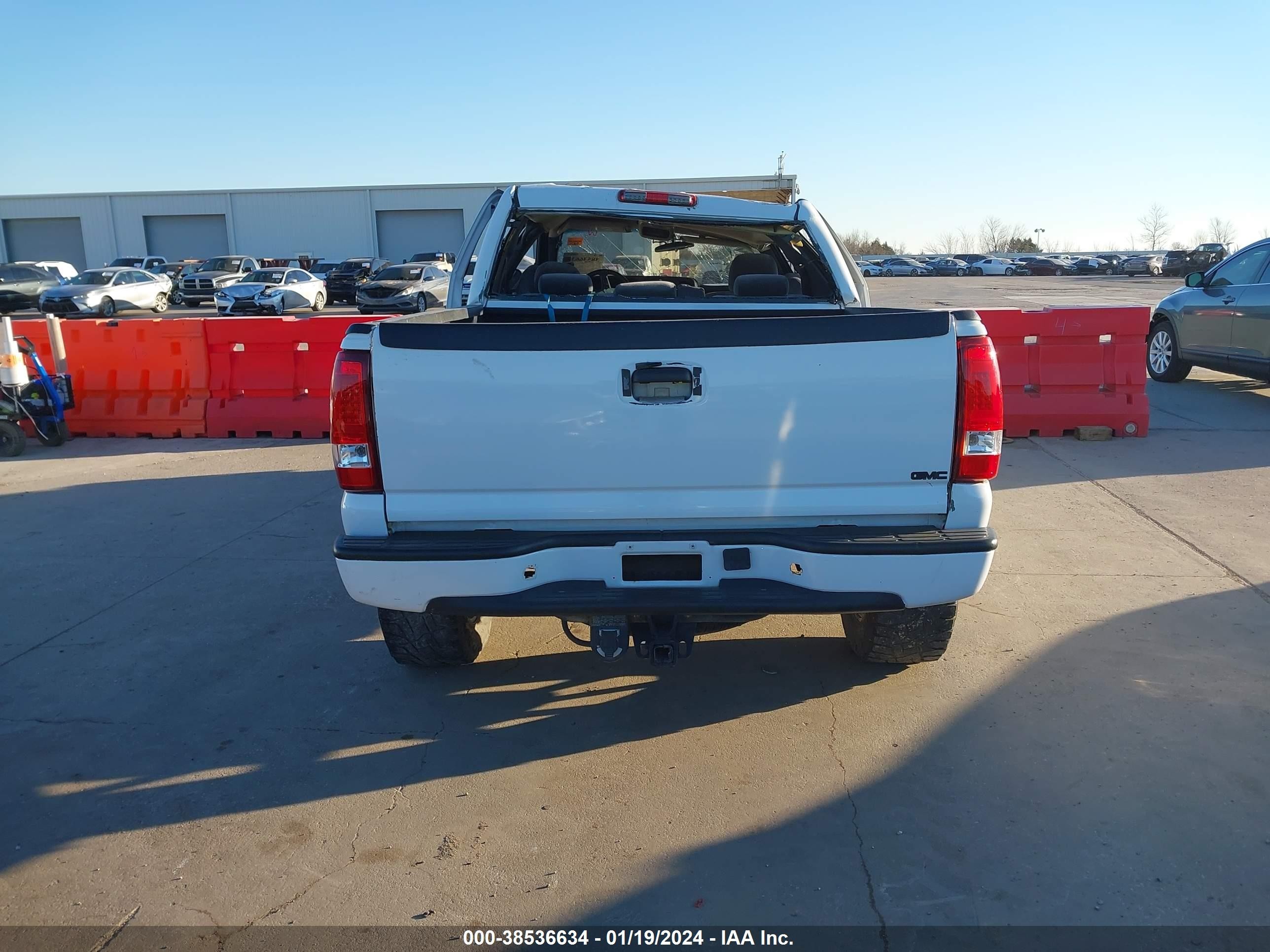 Photo 16 VIN: 2GTEC13TX51323069 - GMC SIERRA 