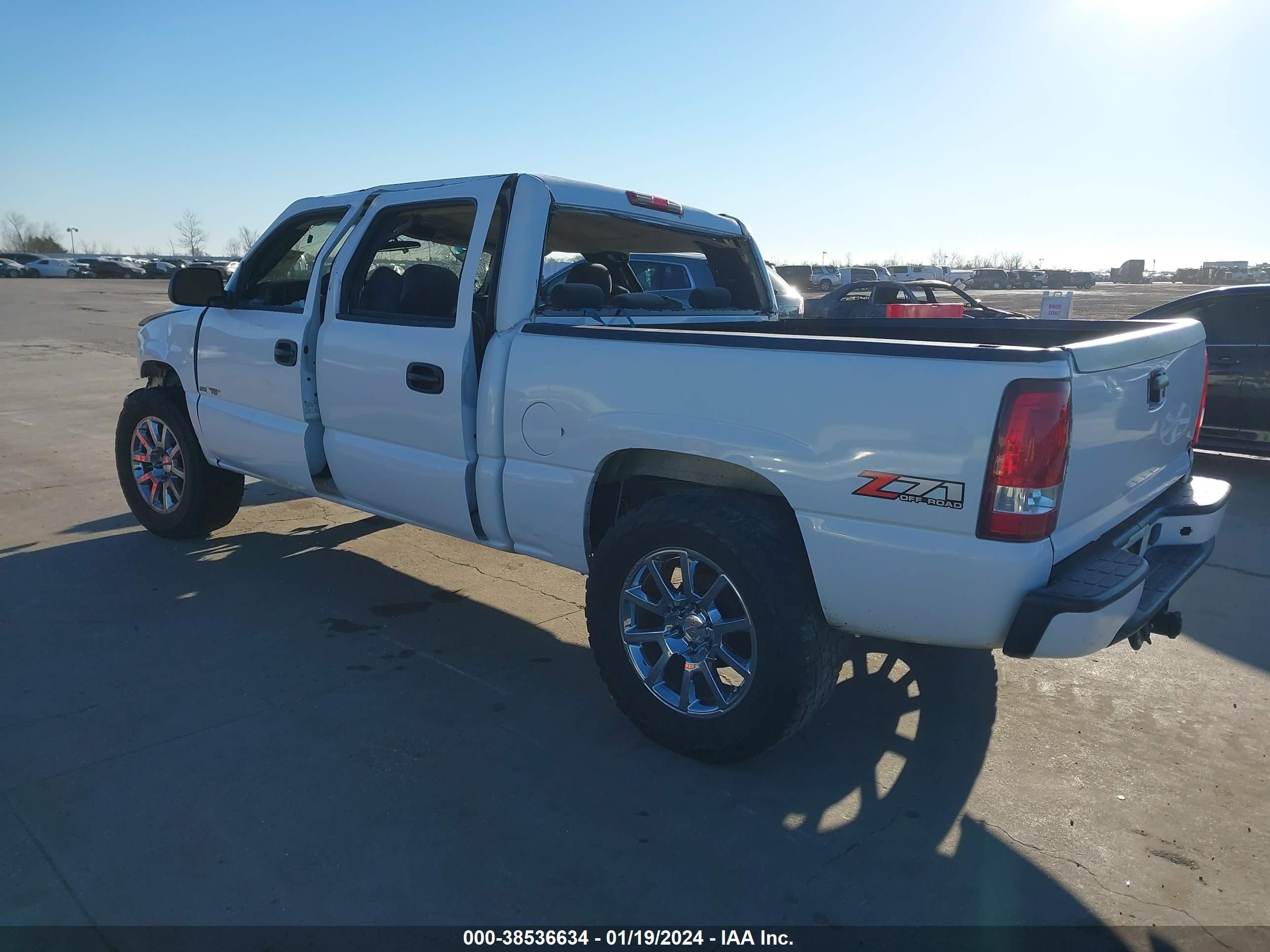 Photo 2 VIN: 2GTEC13TX51323069 - GMC SIERRA 