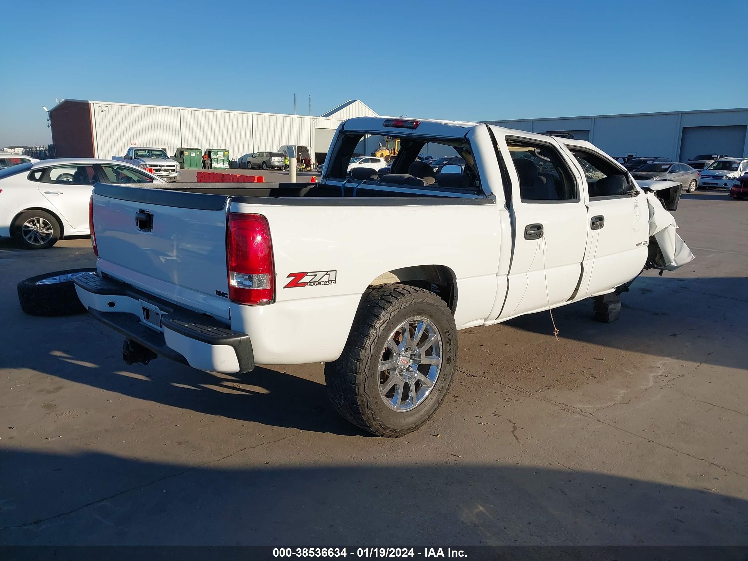 Photo 3 VIN: 2GTEC13TX51323069 - GMC SIERRA 