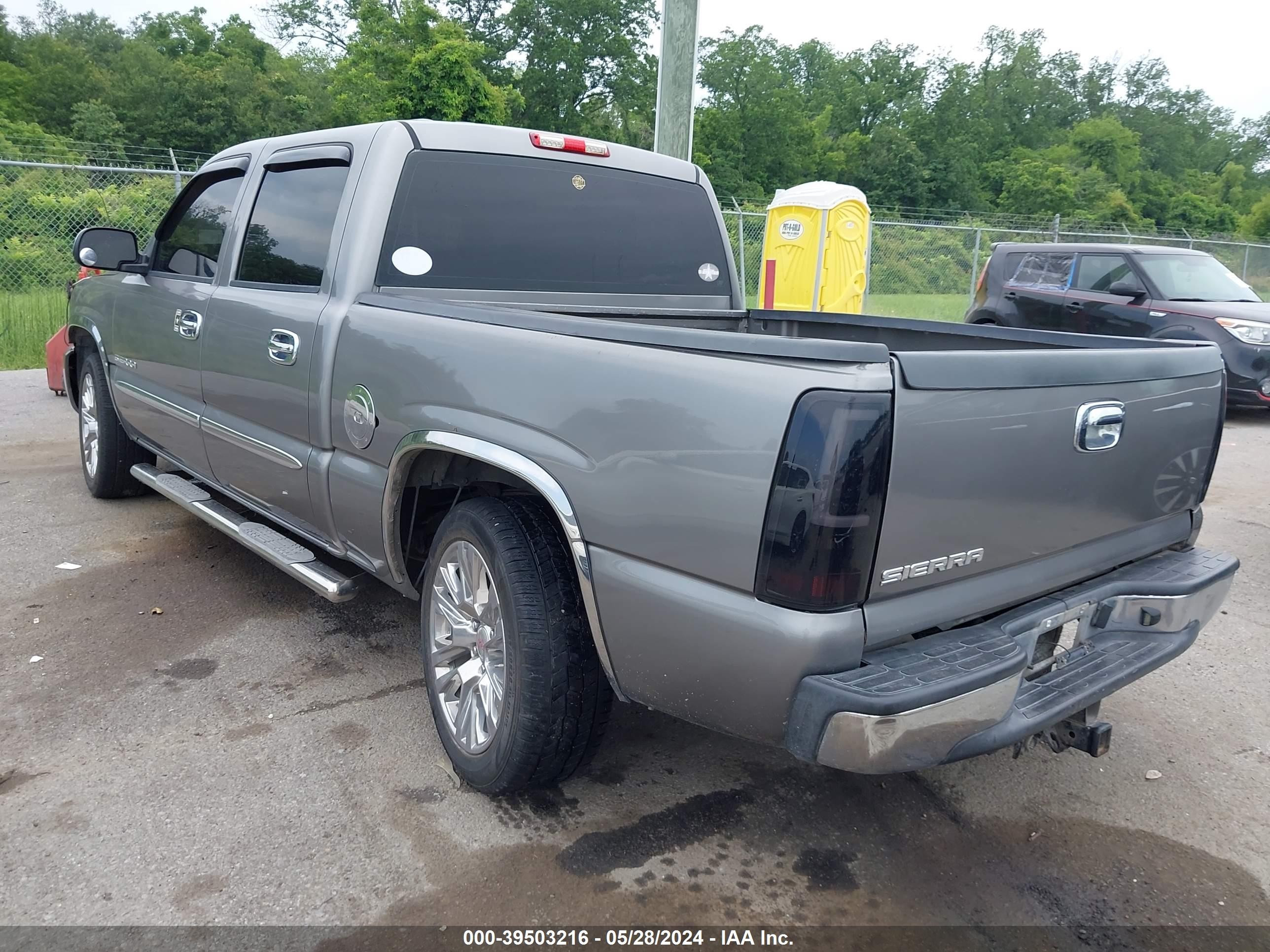 Photo 2 VIN: 2GTEC13V161301576 - GMC SIERRA 