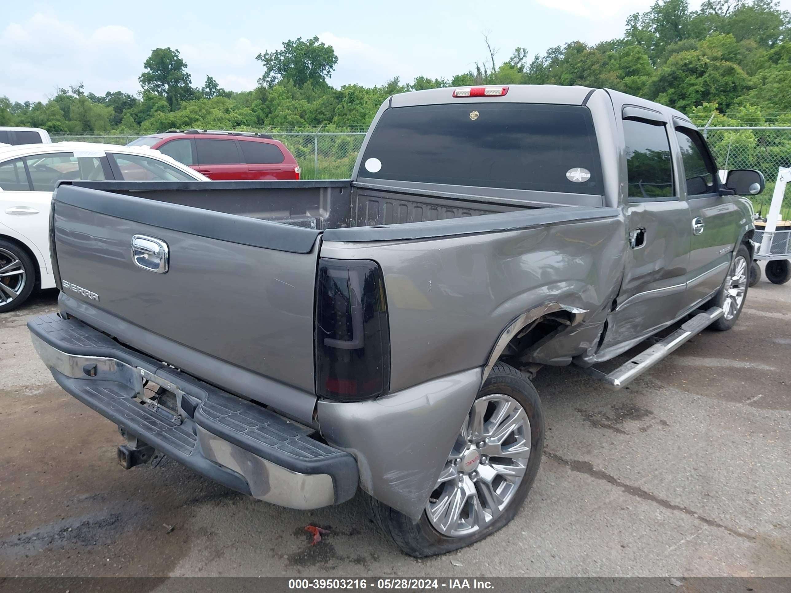 Photo 3 VIN: 2GTEC13V161301576 - GMC SIERRA 