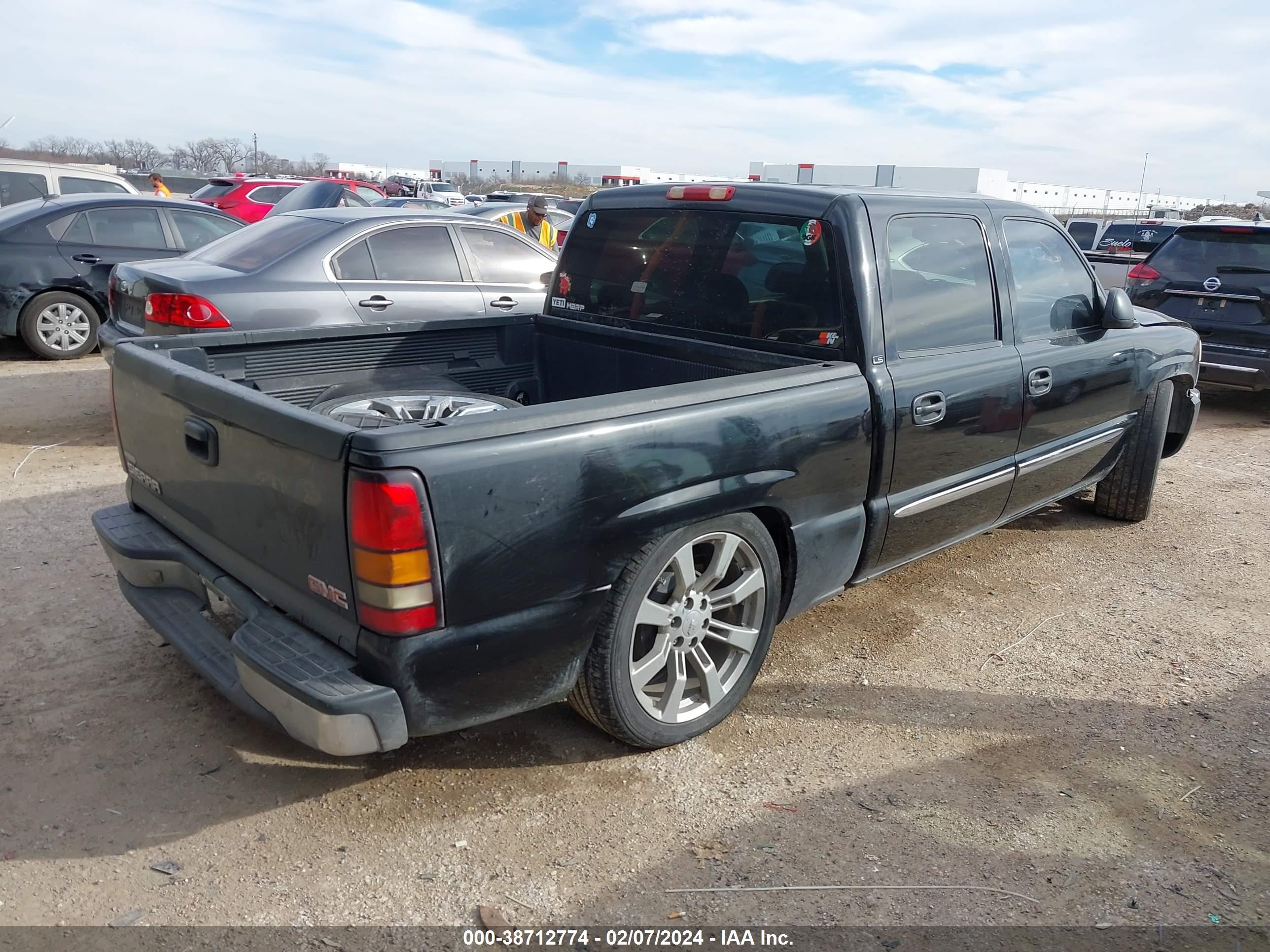 Photo 3 VIN: 2GTEC13V571175479 - GMC SIERRA 