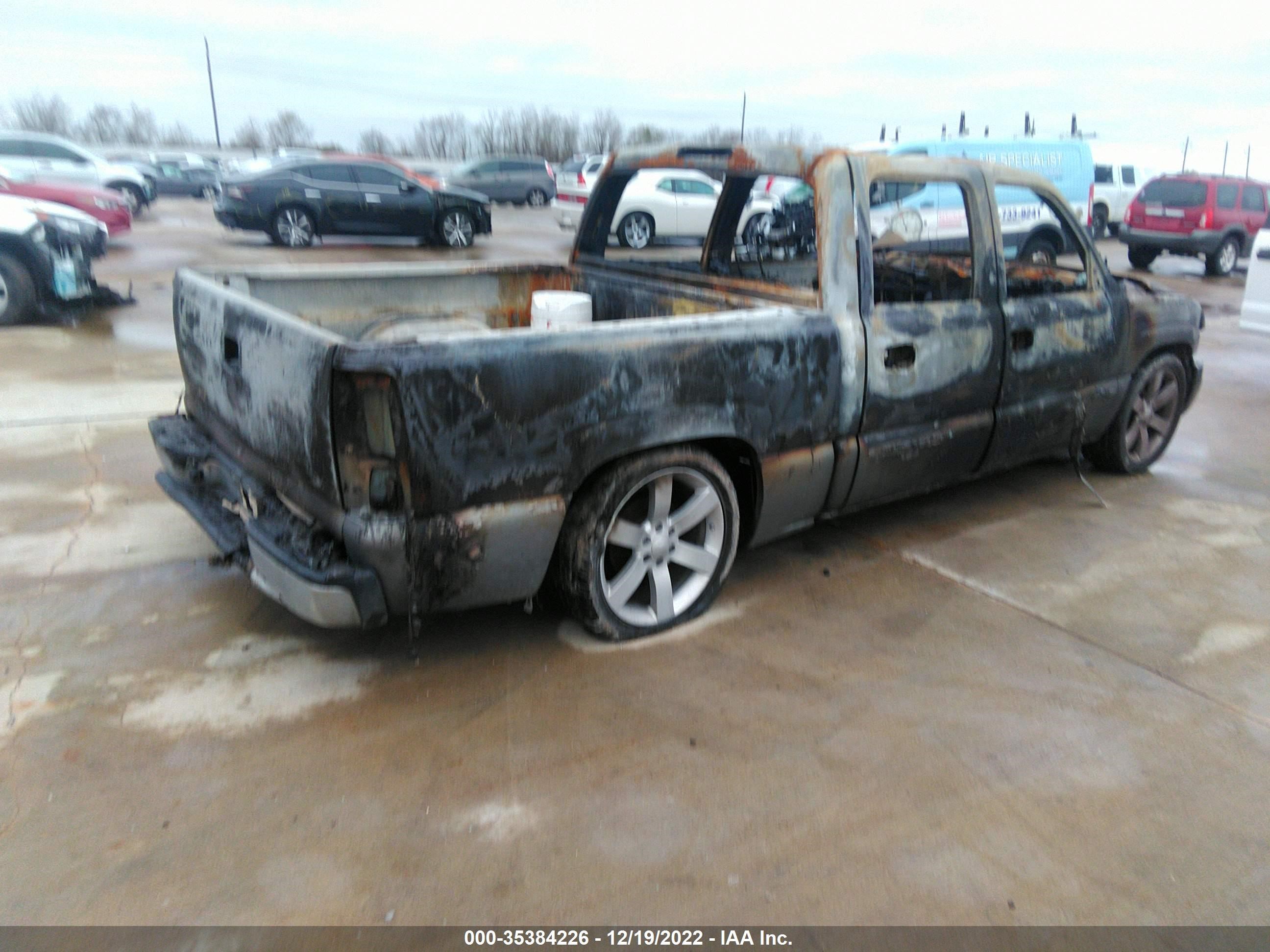 Photo 3 VIN: 2GTEC13Z361268938 - GMC SIERRA 