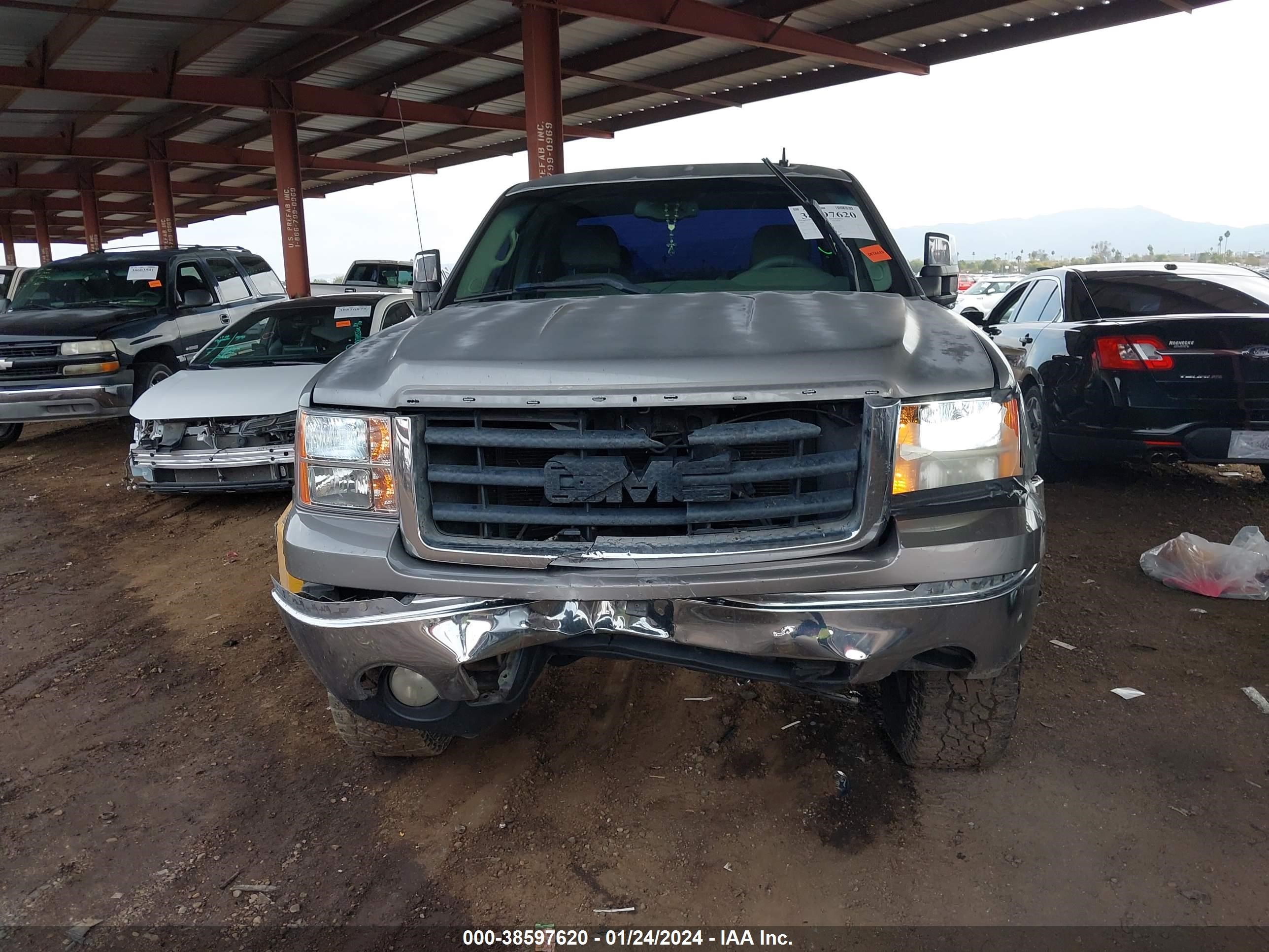 Photo 11 VIN: 2GTEC19J681302035 - GMC SIERRA 