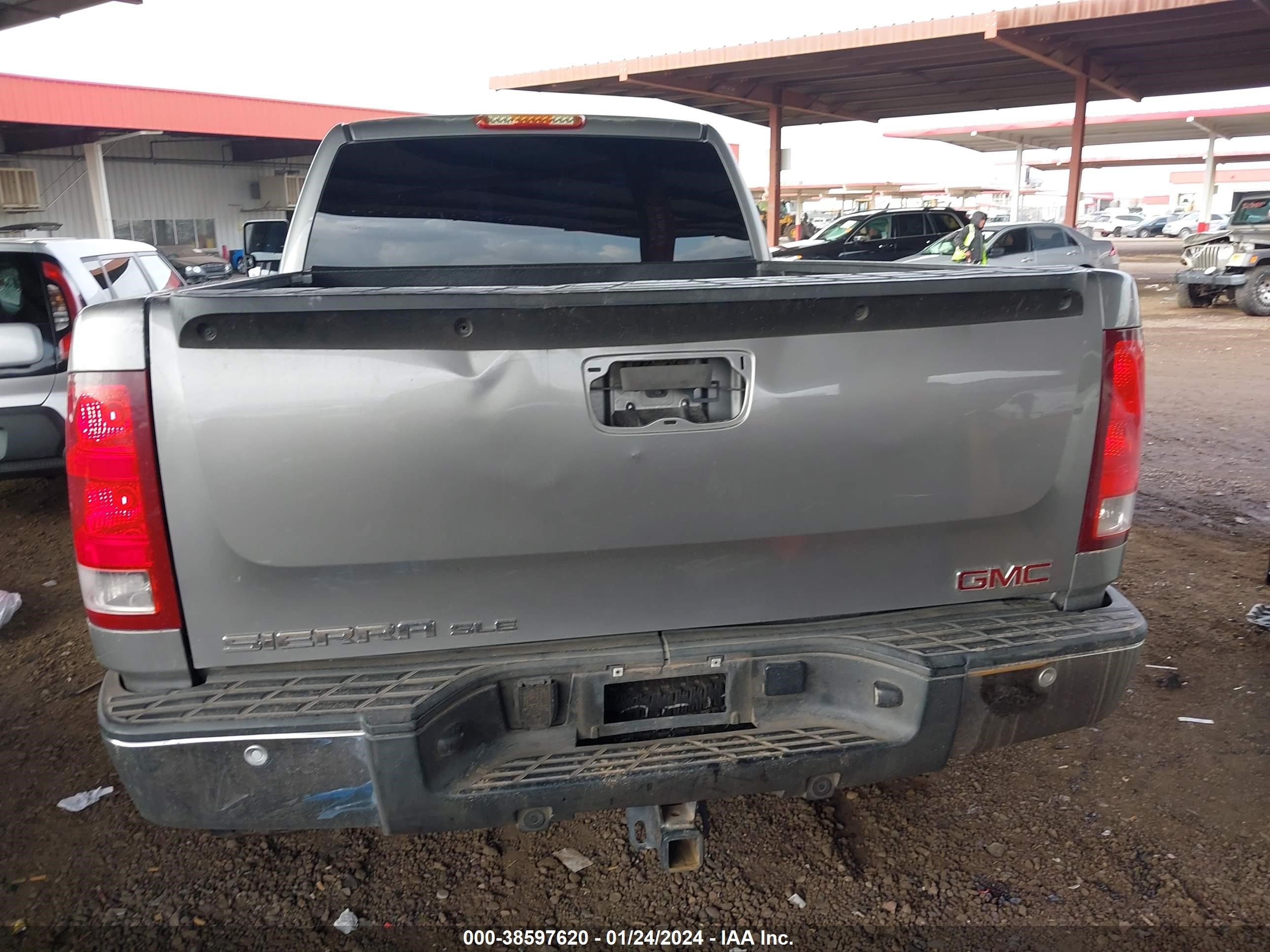 Photo 15 VIN: 2GTEC19J681302035 - GMC SIERRA 