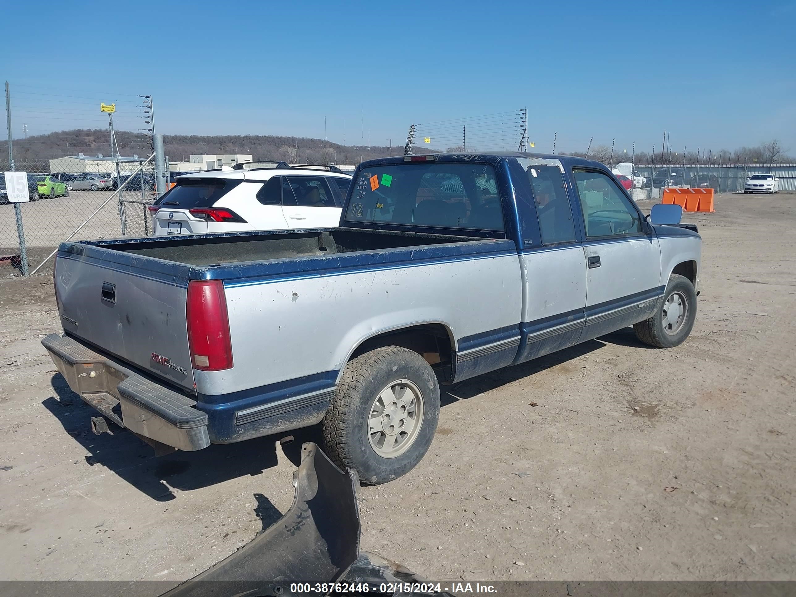 Photo 3 VIN: 2GTEC19K5R1509655 - GMC SIERRA 