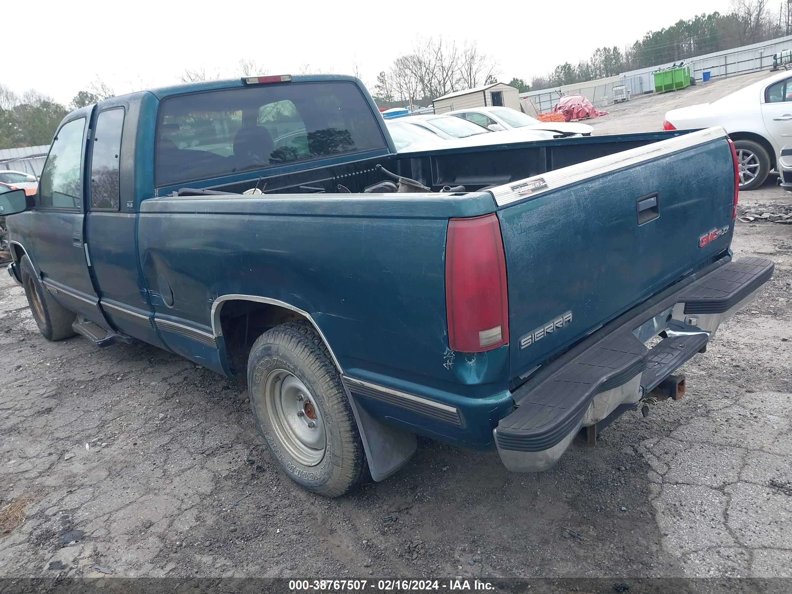 Photo 2 VIN: 2GTEC19K9S1572747 - GMC SIERRA 