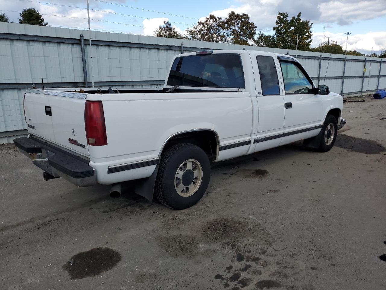 Photo 2 VIN: 2GTEC19MXV1570320 - GMC SIERRA 