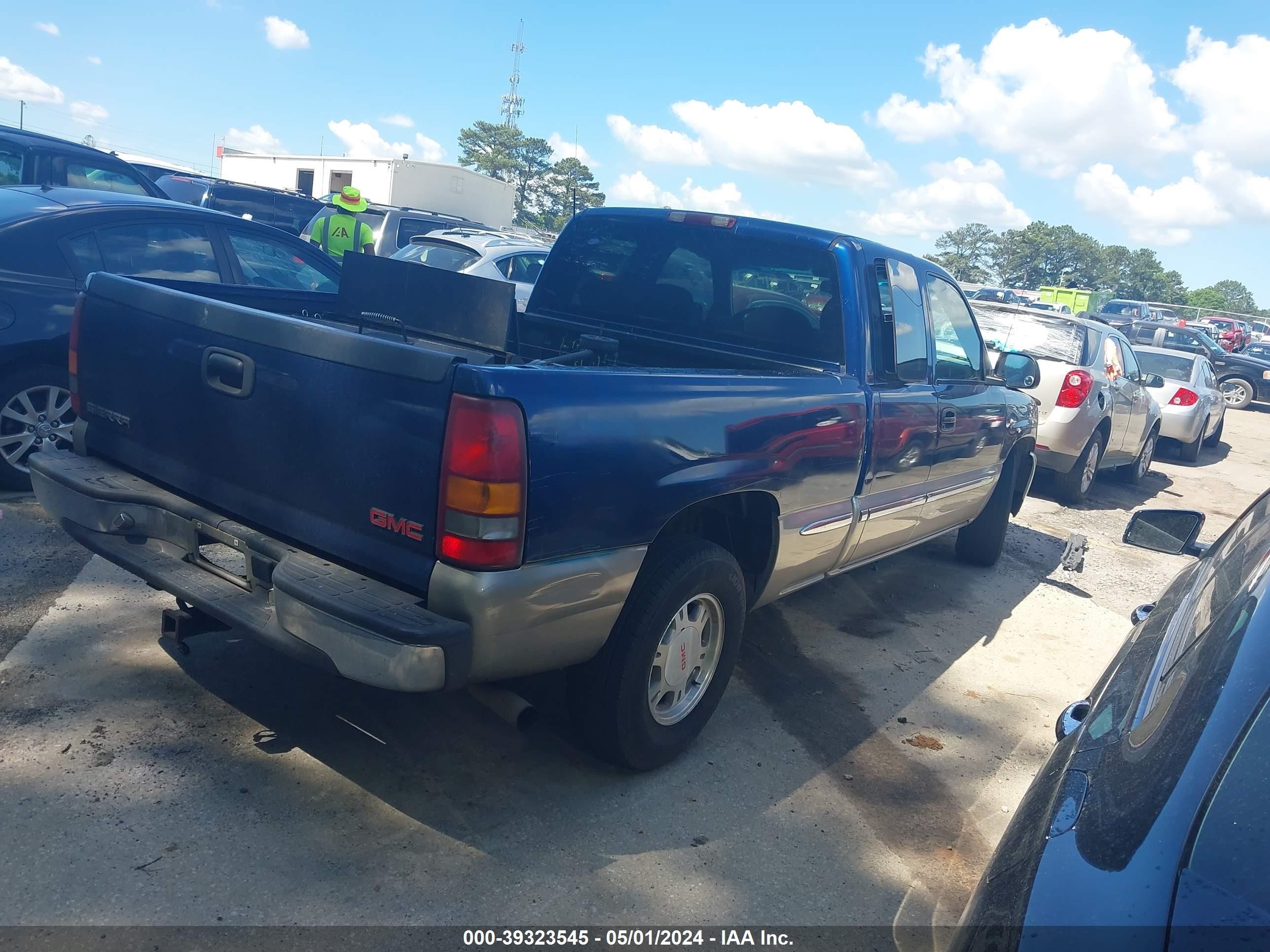 Photo 3 VIN: 2GTEC19T0Y1107341 - GMC SIERRA 