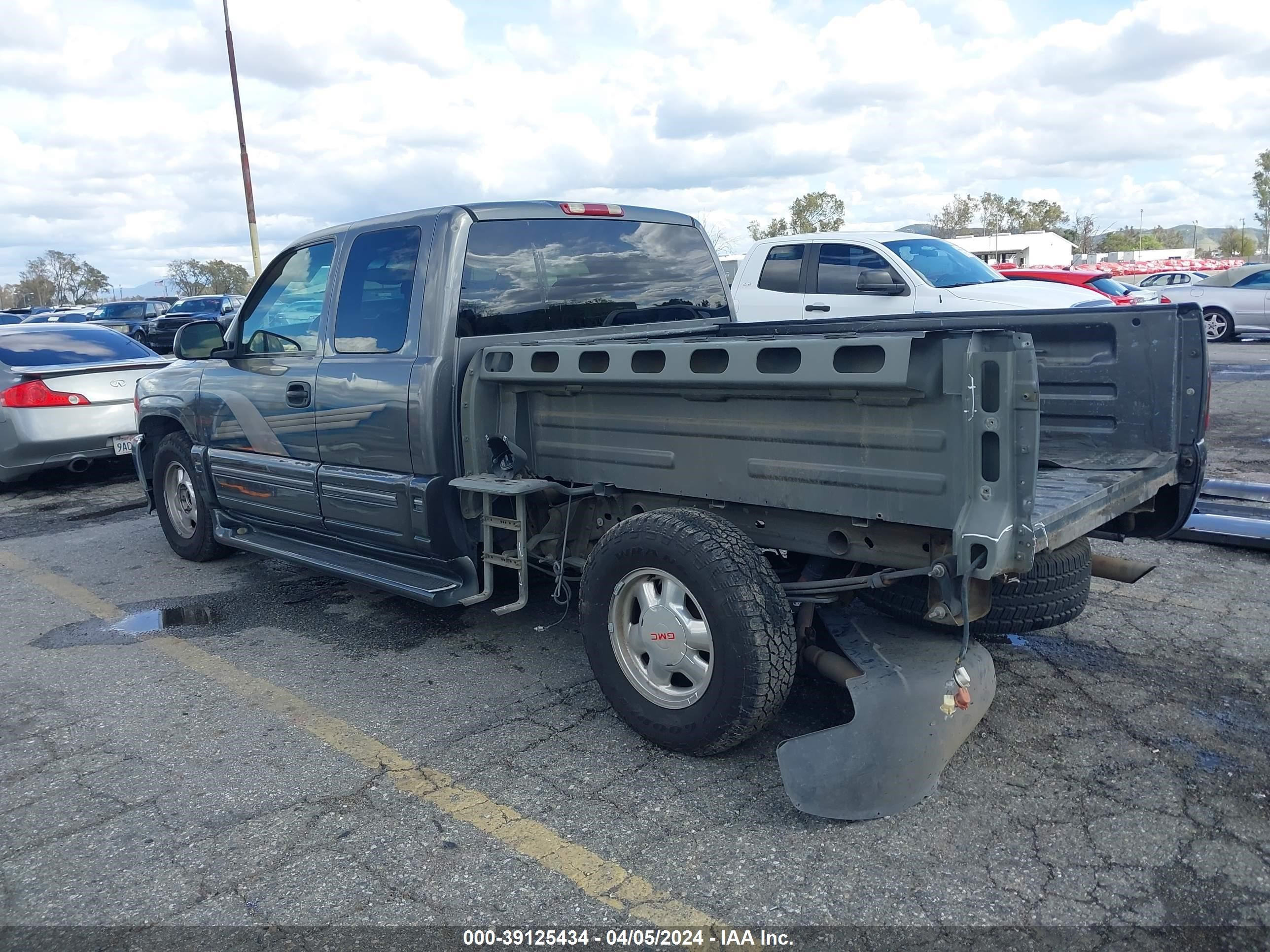 Photo 2 VIN: 2GTEC19T411218352 - GMC SIERRA 