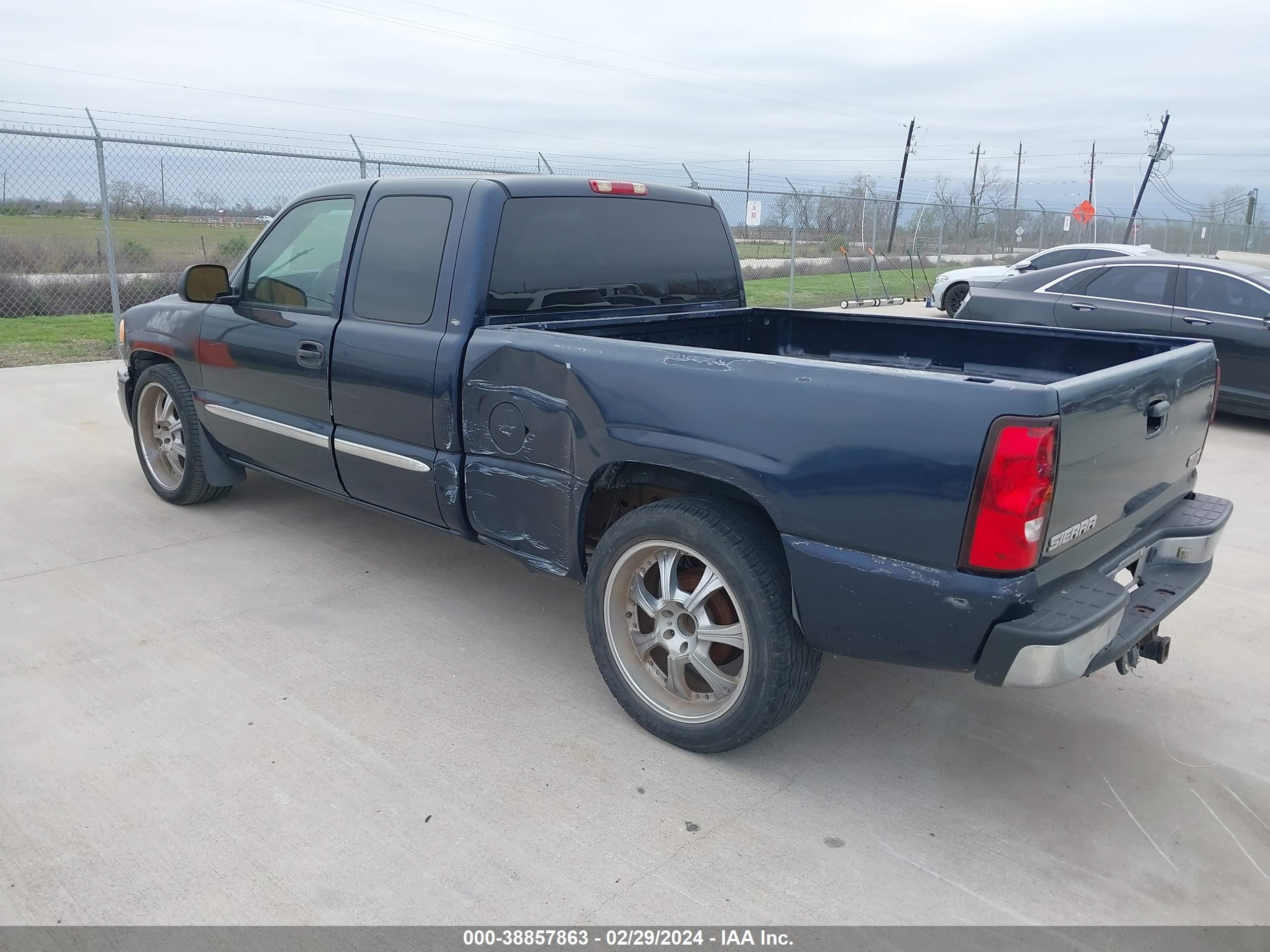 Photo 2 VIN: 2GTEC19T451304265 - GMC SIERRA 