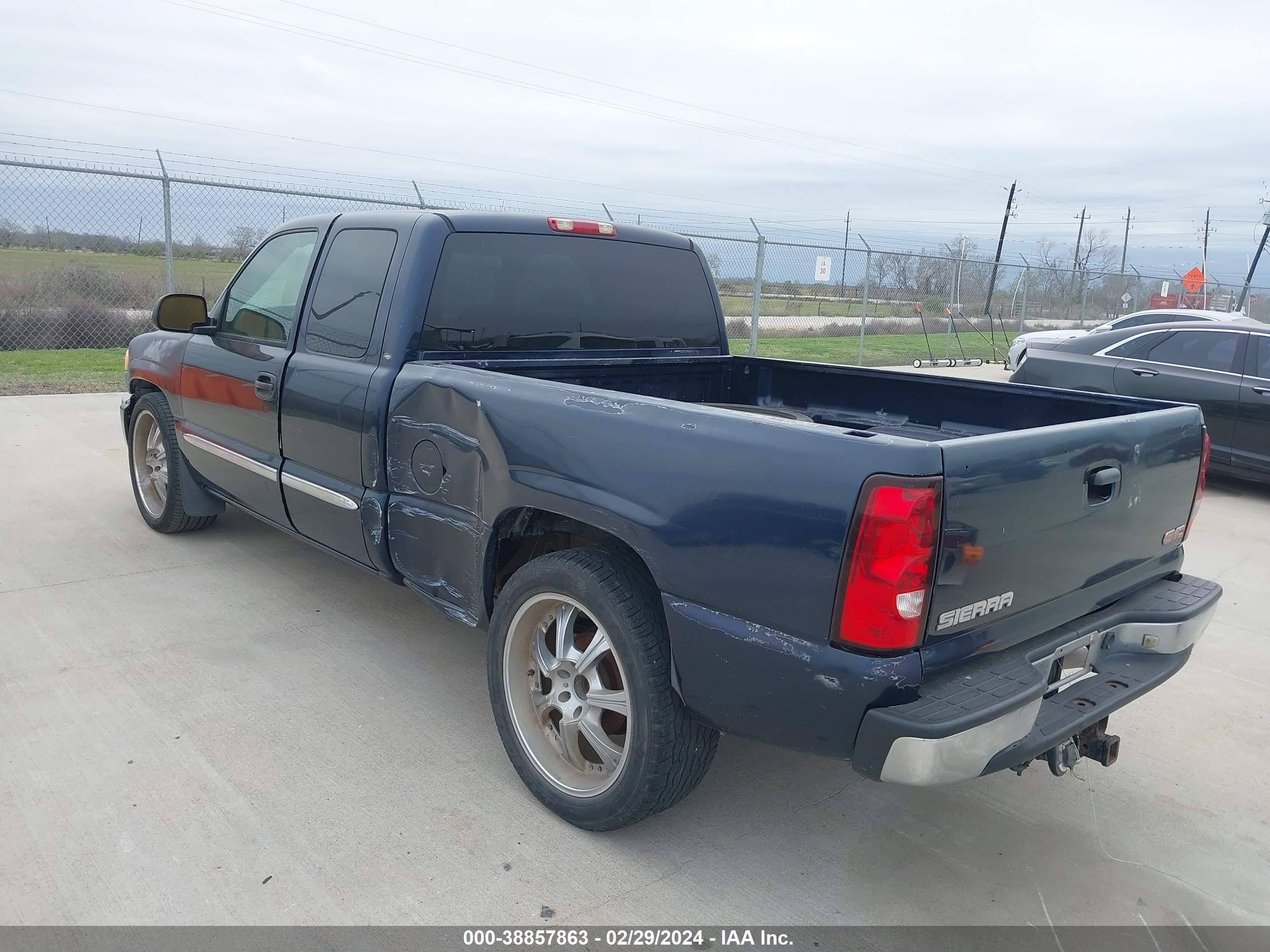 Photo 5 VIN: 2GTEC19T451304265 - GMC SIERRA 