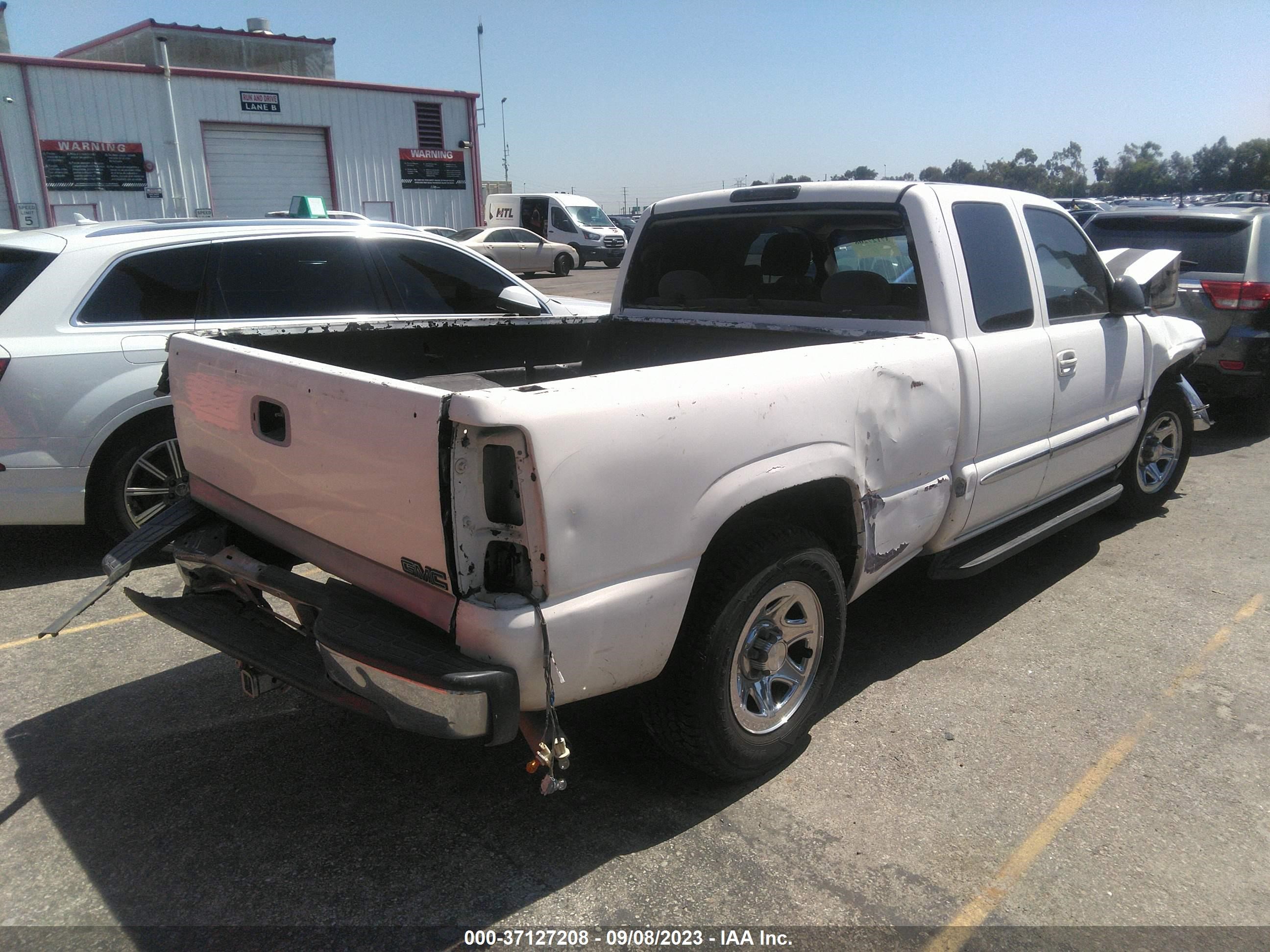 Photo 3 VIN: 2GTEC19T541180554 - GMC SIERRA 