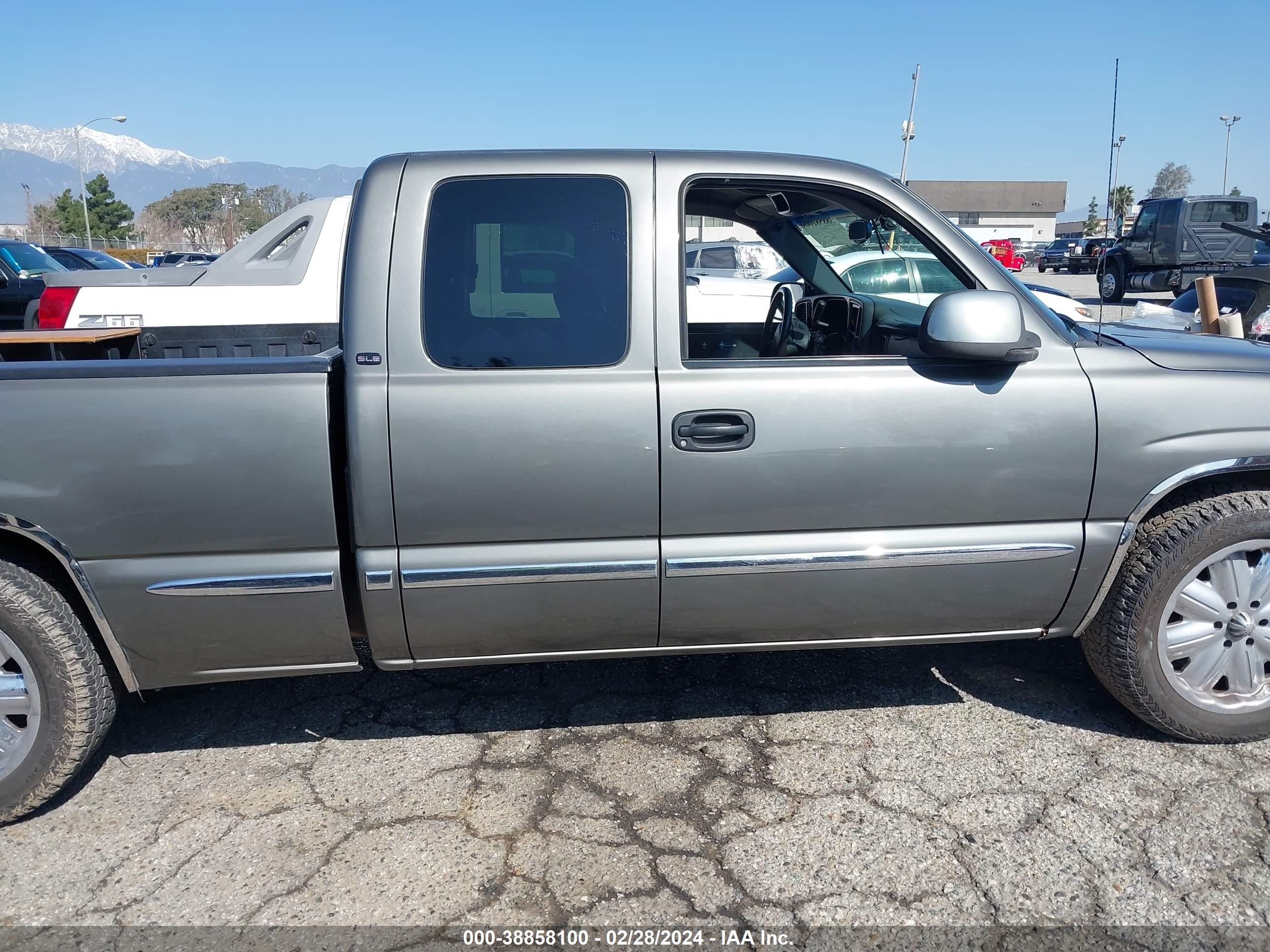 Photo 13 VIN: 2GTEC19T9Y1143352 - GMC SIERRA 