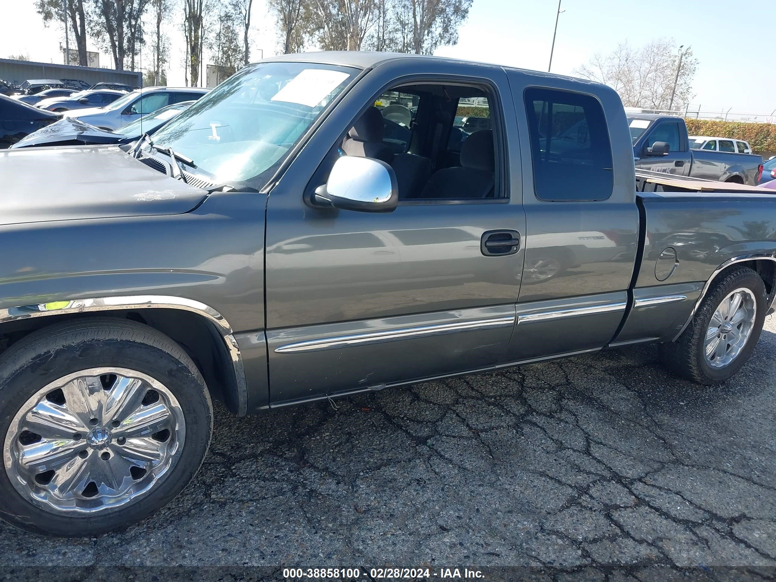 Photo 14 VIN: 2GTEC19T9Y1143352 - GMC SIERRA 