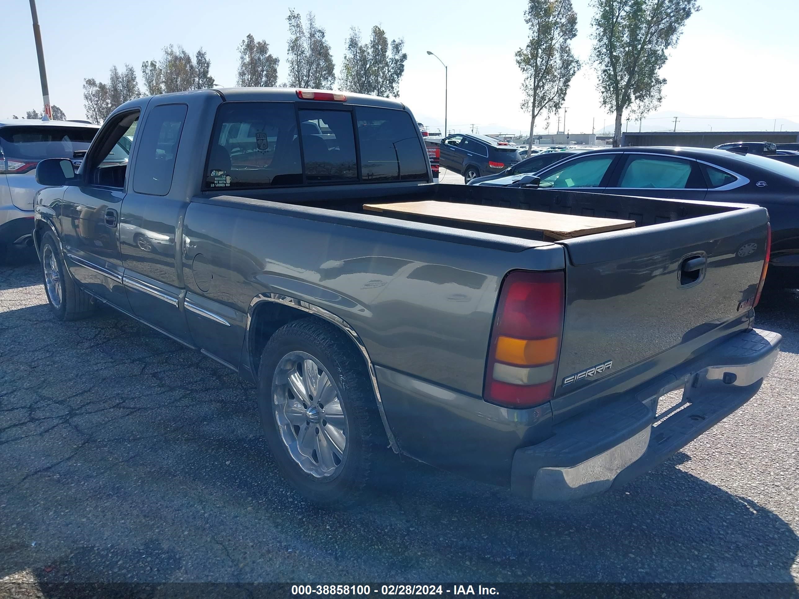 Photo 2 VIN: 2GTEC19T9Y1143352 - GMC SIERRA 