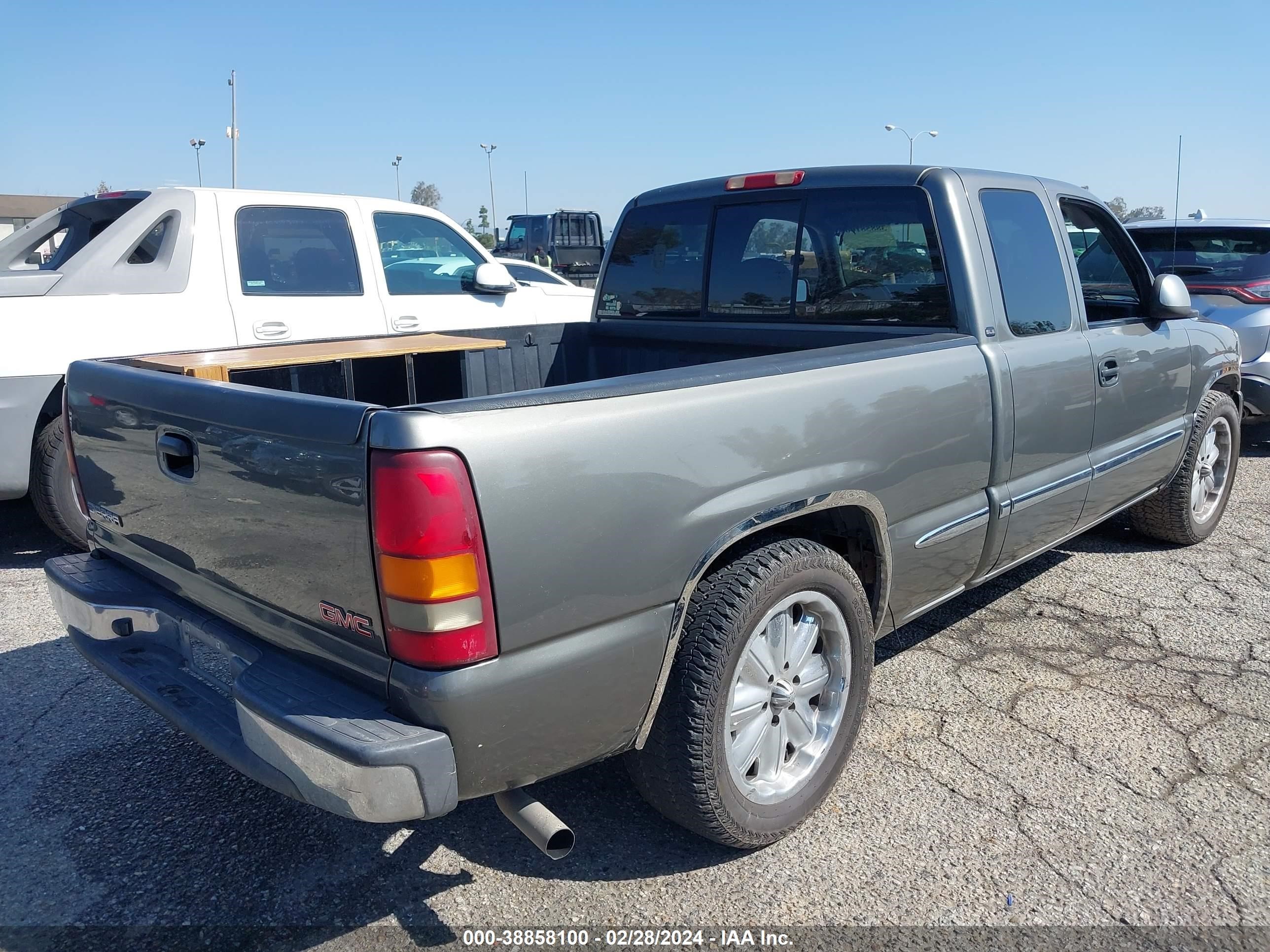 Photo 3 VIN: 2GTEC19T9Y1143352 - GMC SIERRA 