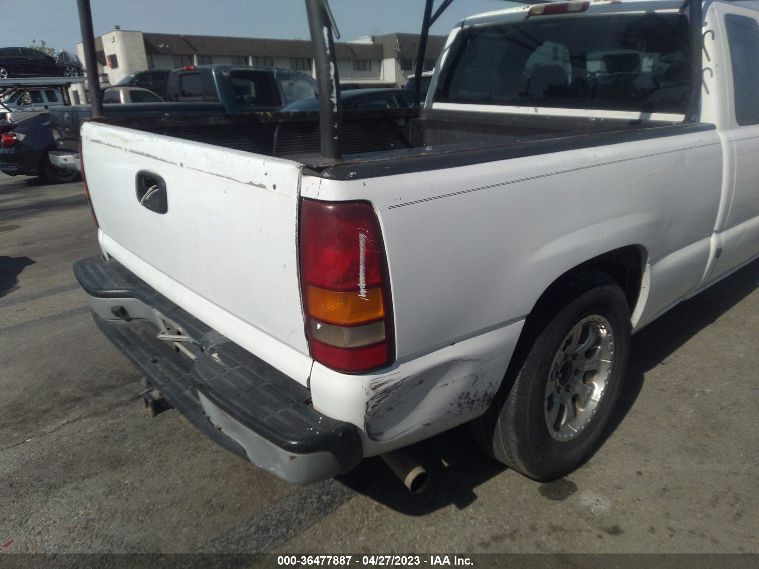 Photo 11 VIN: 2GTEC19V041135569 - GMC SIERRA 