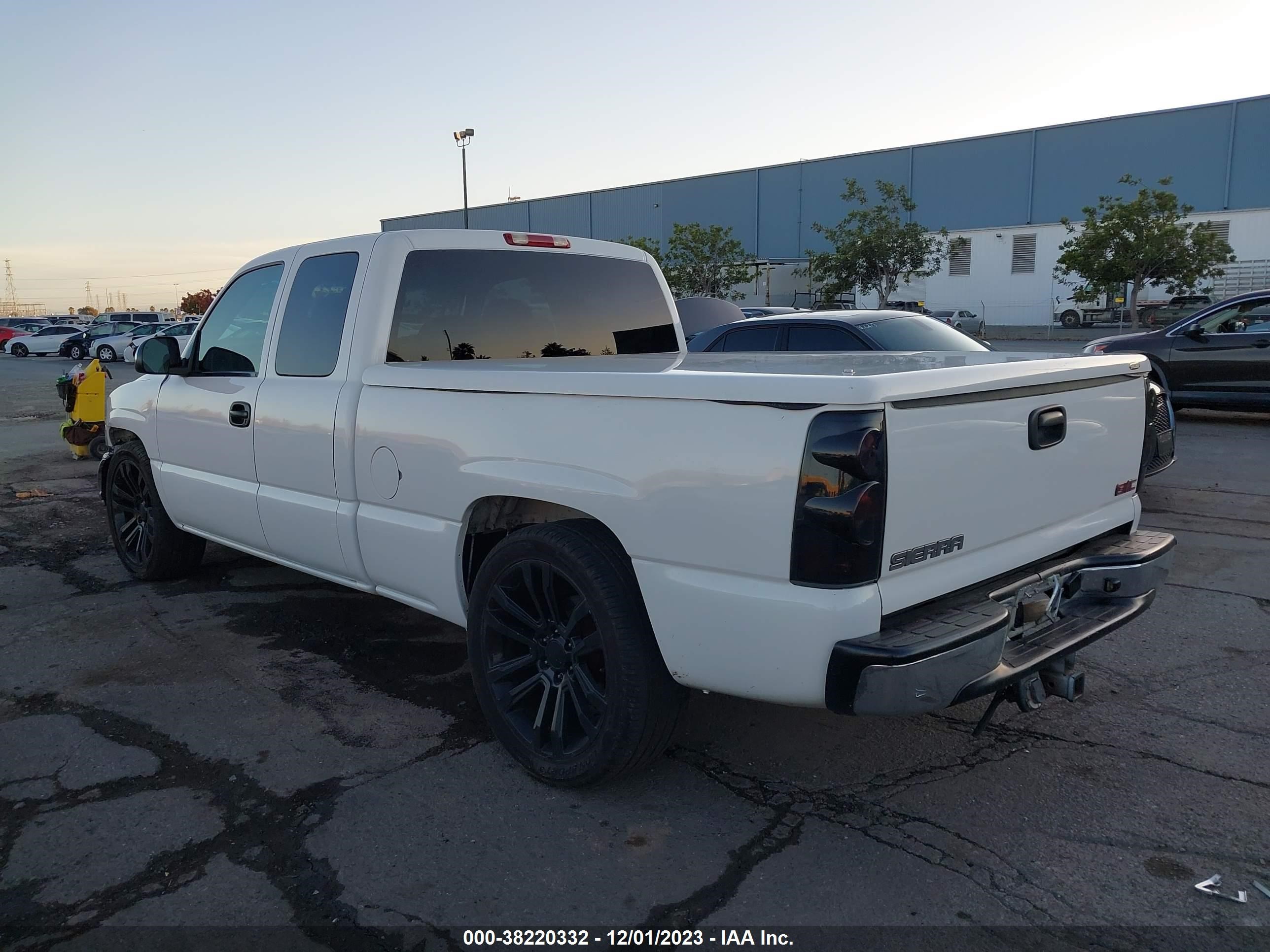 Photo 2 VIN: 2GTEC19V421179524 - GMC SIERRA 