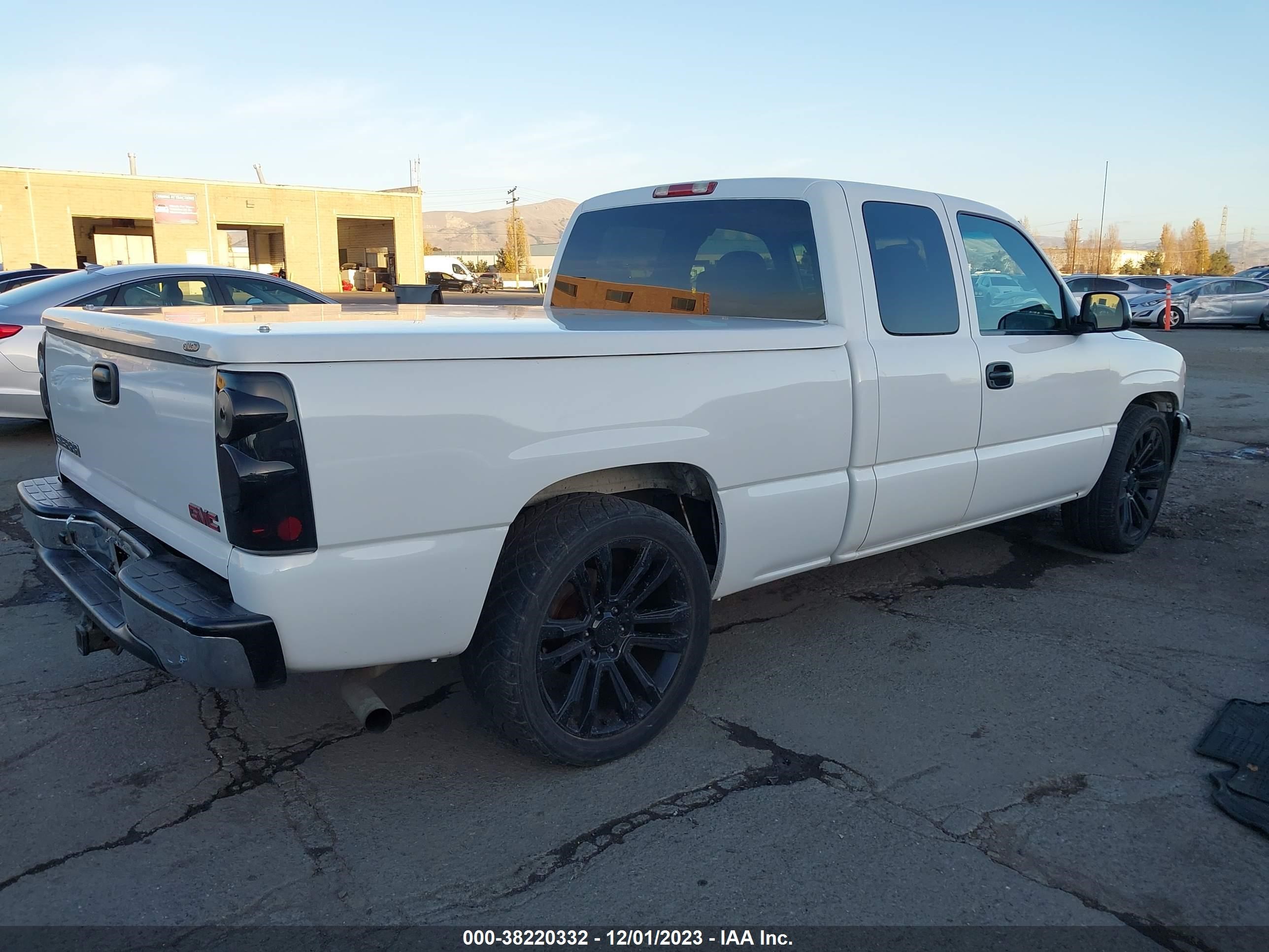 Photo 3 VIN: 2GTEC19V421179524 - GMC SIERRA 