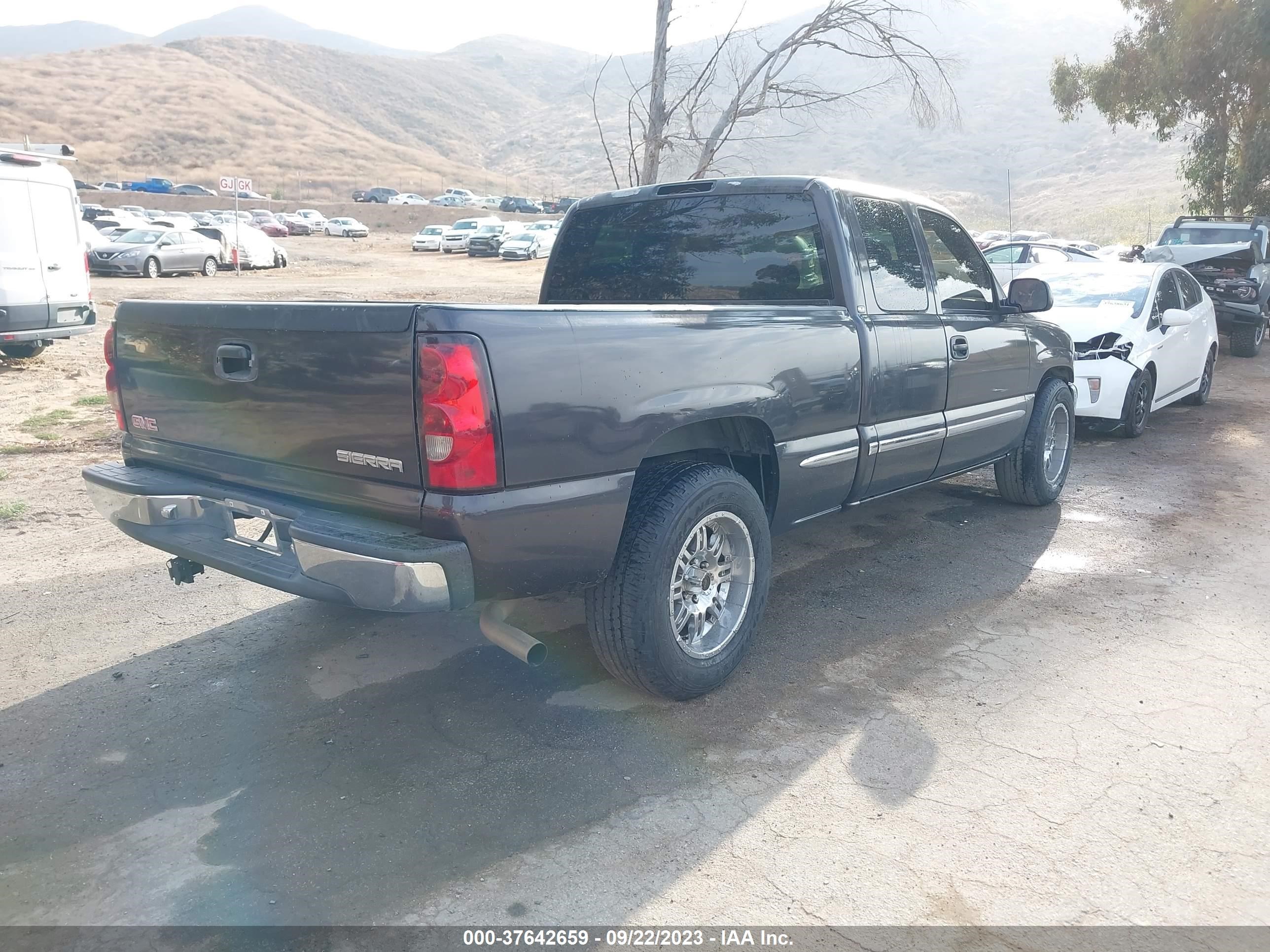 Photo 3 VIN: 2GTEC19V4Y1251492 - GMC SIERRA 