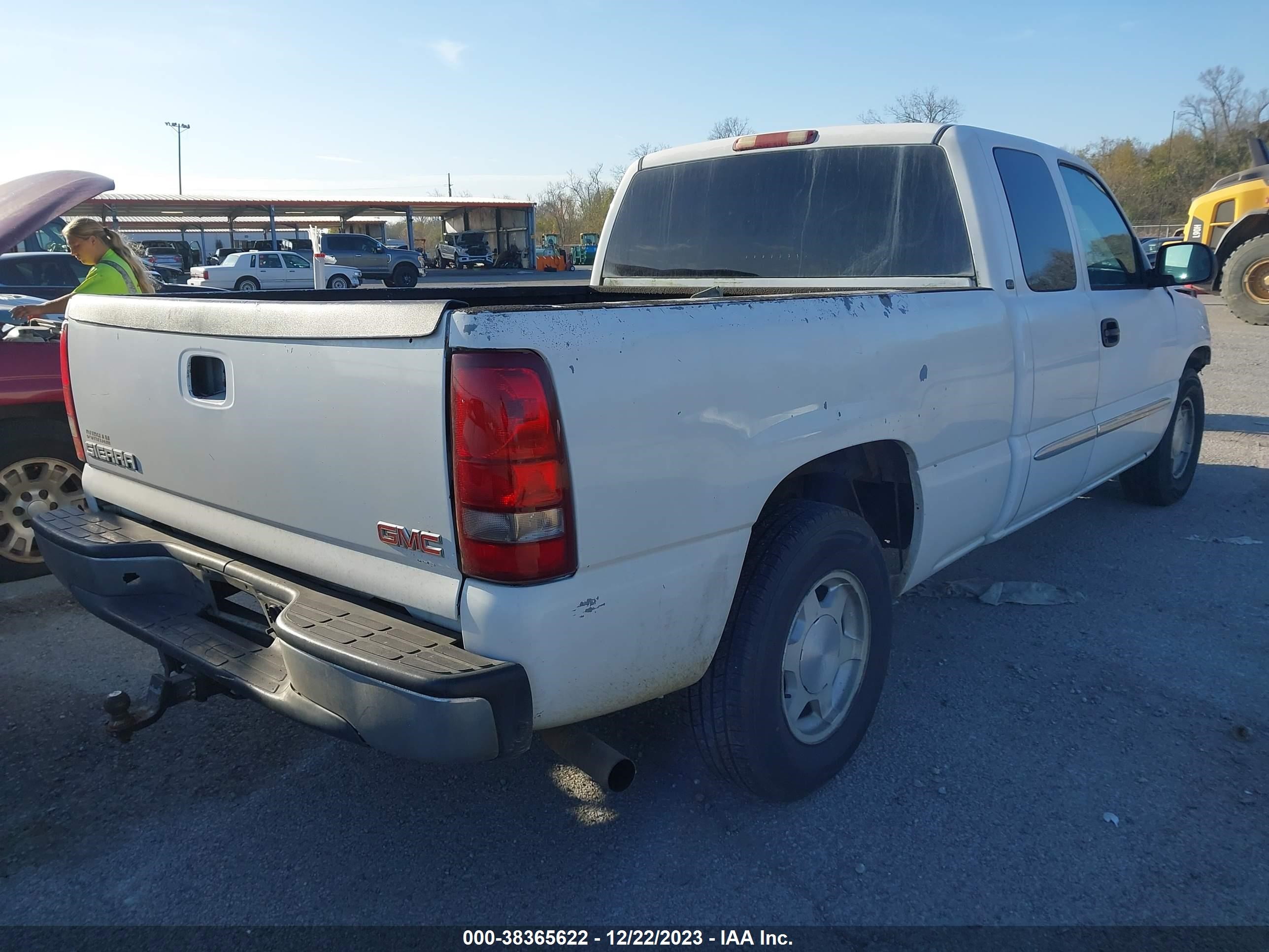 Photo 3 VIN: 2GTEC19V731387818 - GMC SIERRA 