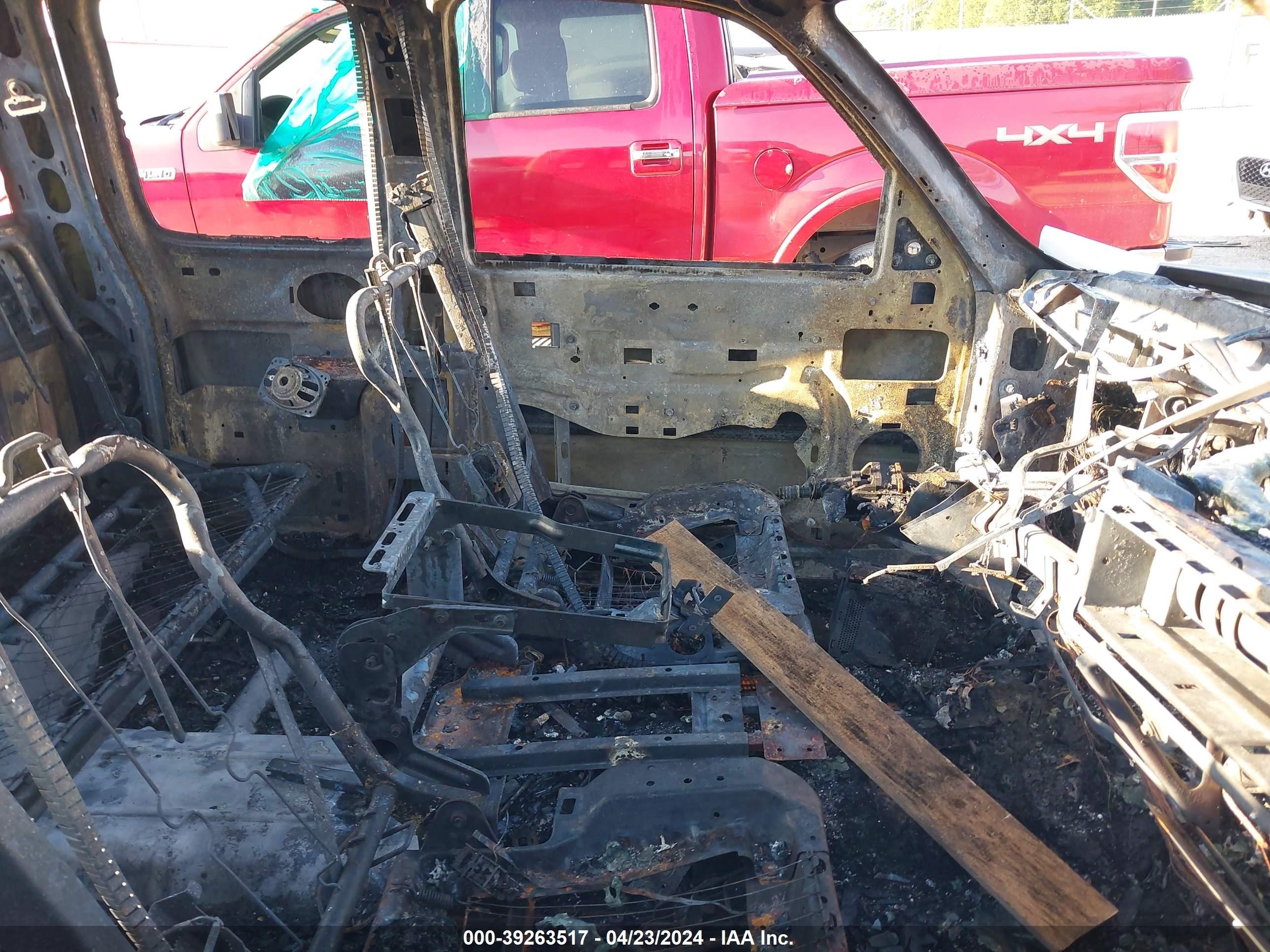 Photo 4 VIN: 2GTEC19V831121322 - GMC SIERRA 