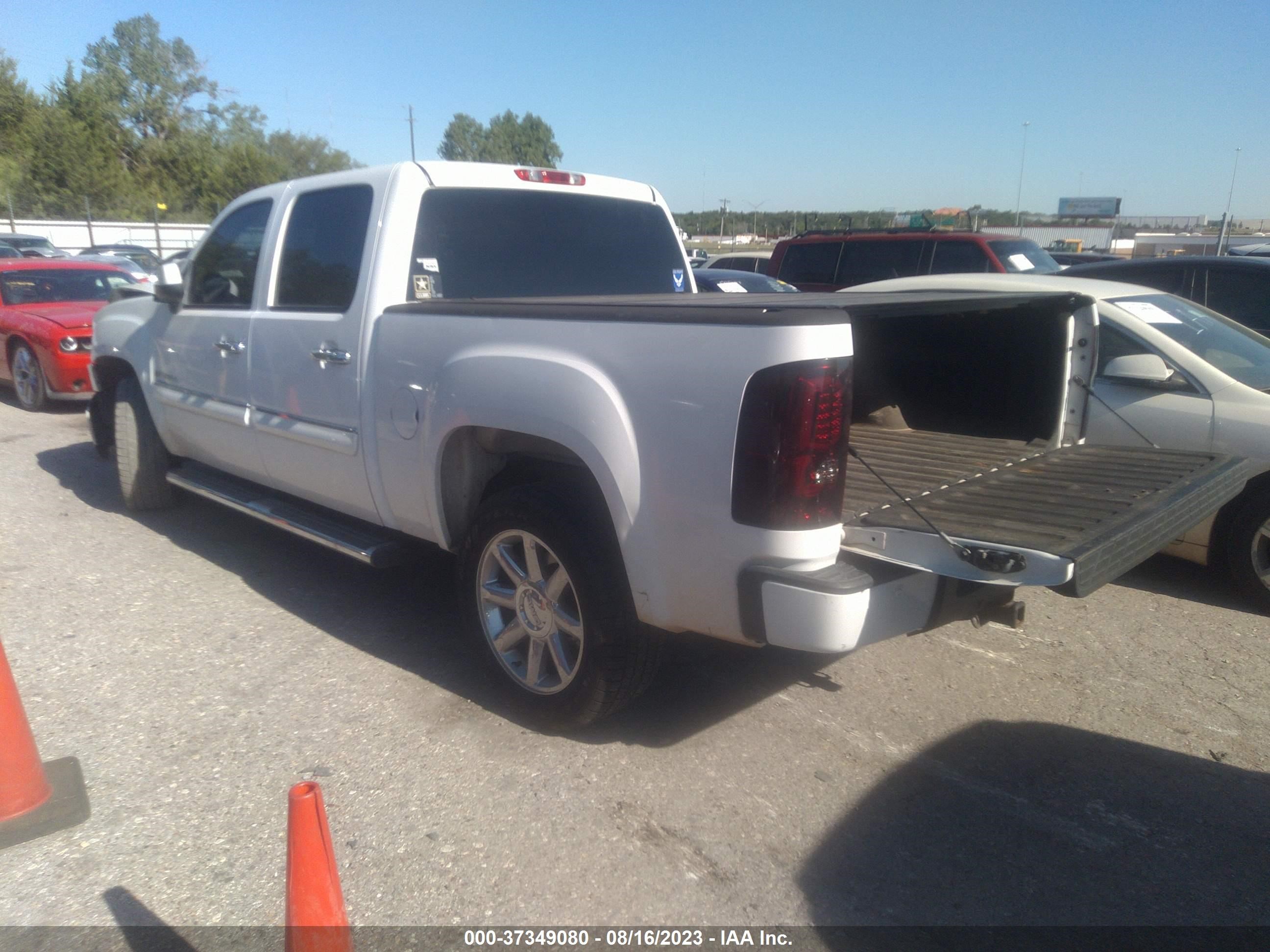 Photo 2 VIN: 2GTEC638X81188477 - GMC SIERRA 