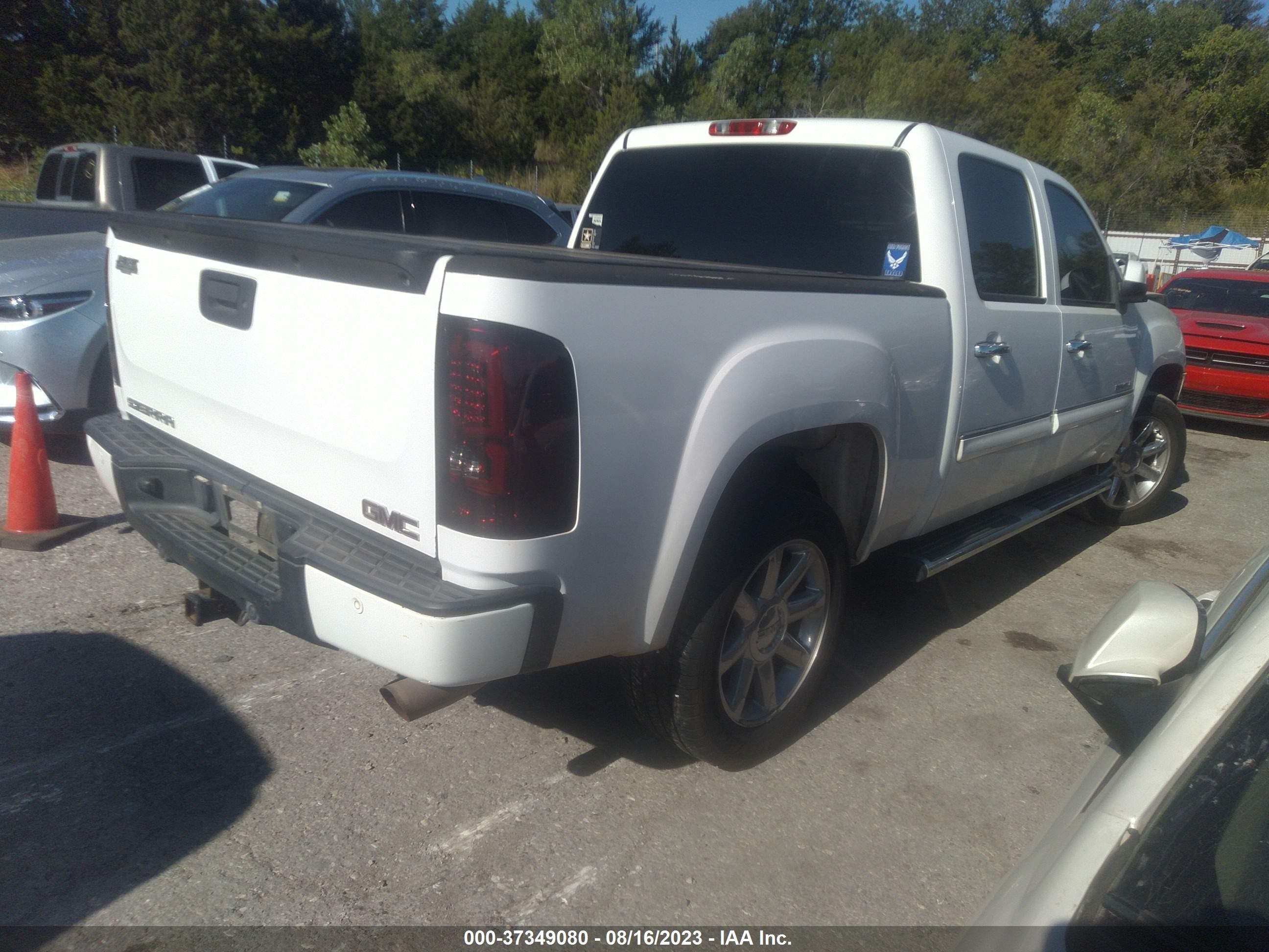 Photo 3 VIN: 2GTEC638X81188477 - GMC SIERRA 