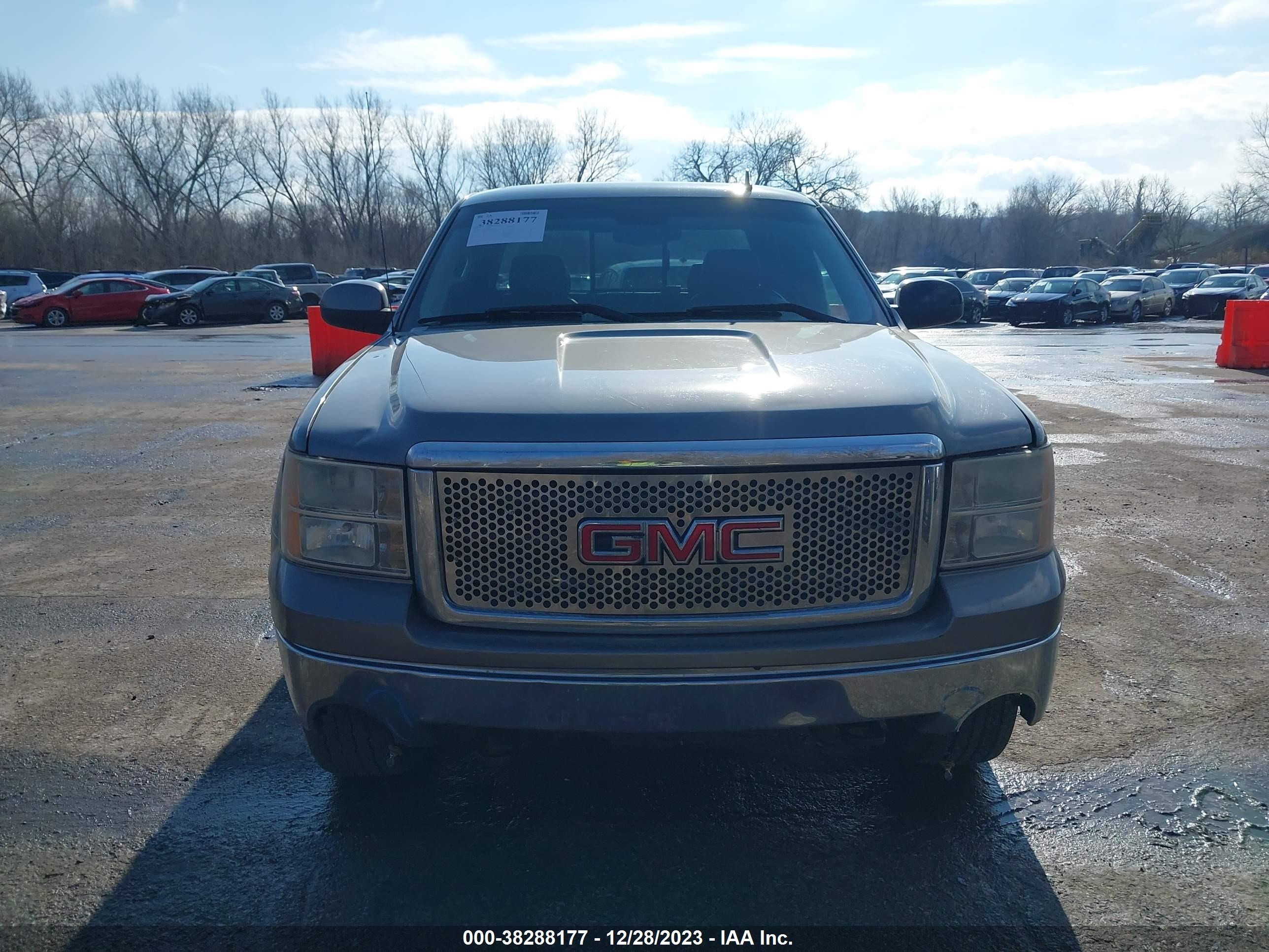 Photo 12 VIN: 2GTEK190981258946 - GMC SIERRA 