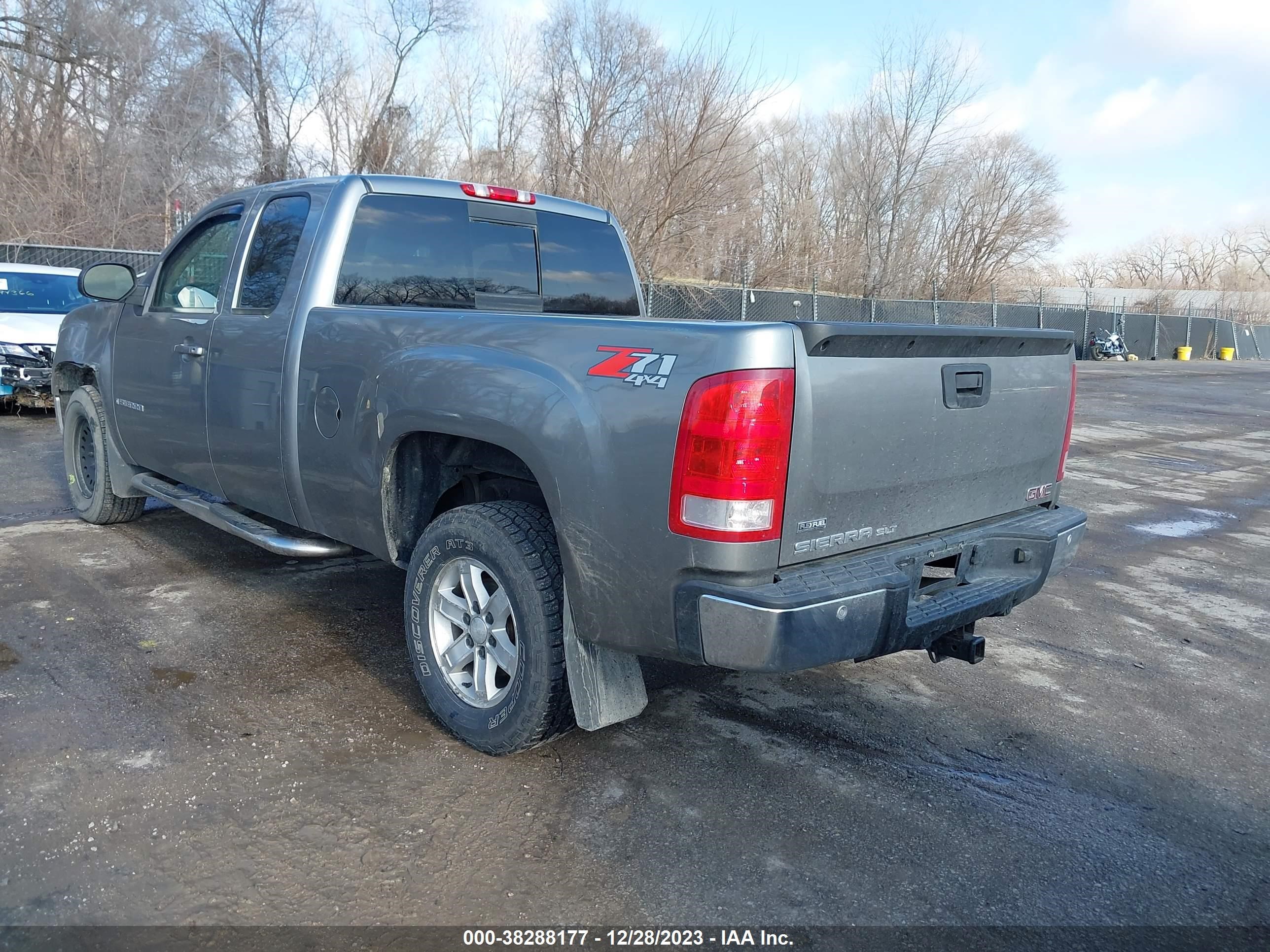 Photo 2 VIN: 2GTEK190981258946 - GMC SIERRA 