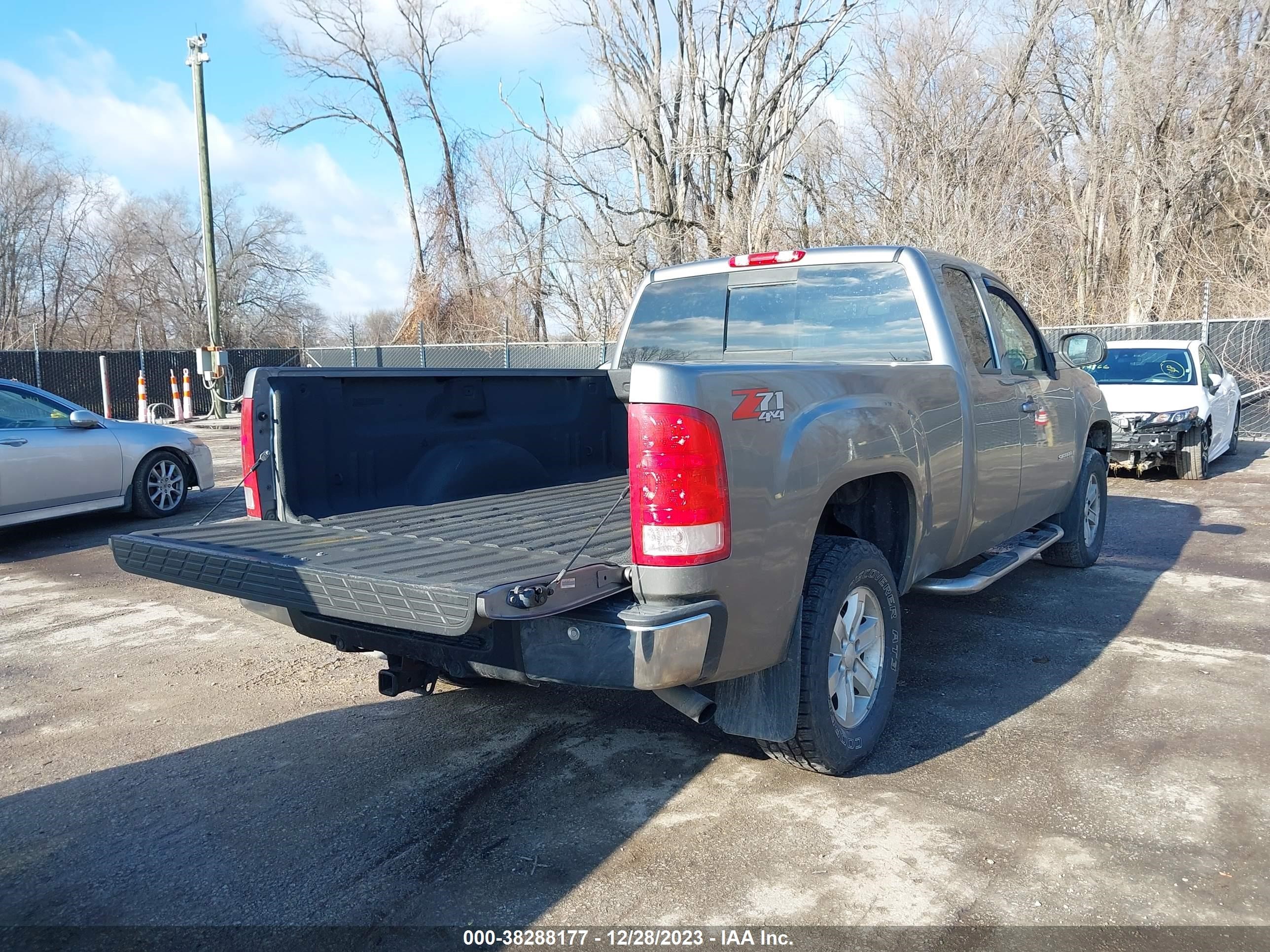 Photo 3 VIN: 2GTEK190981258946 - GMC SIERRA 