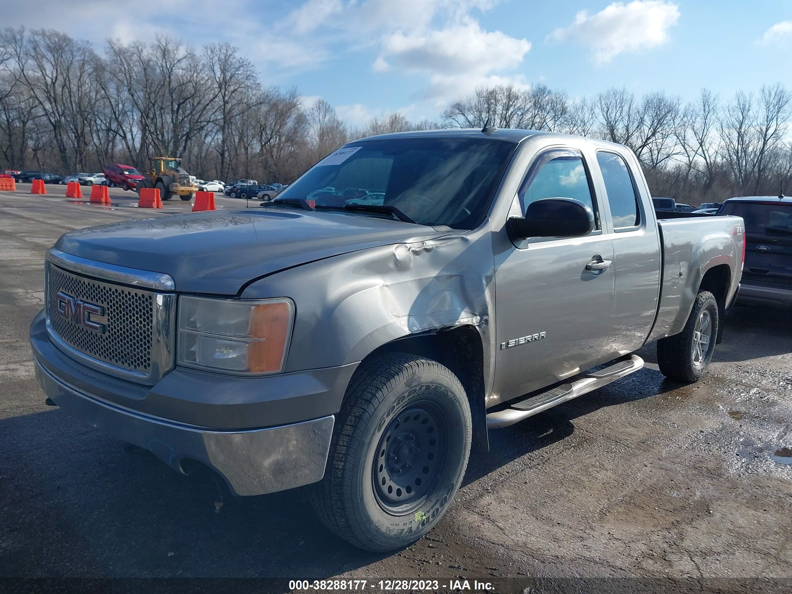 Photo 5 VIN: 2GTEK190981258946 - GMC SIERRA 