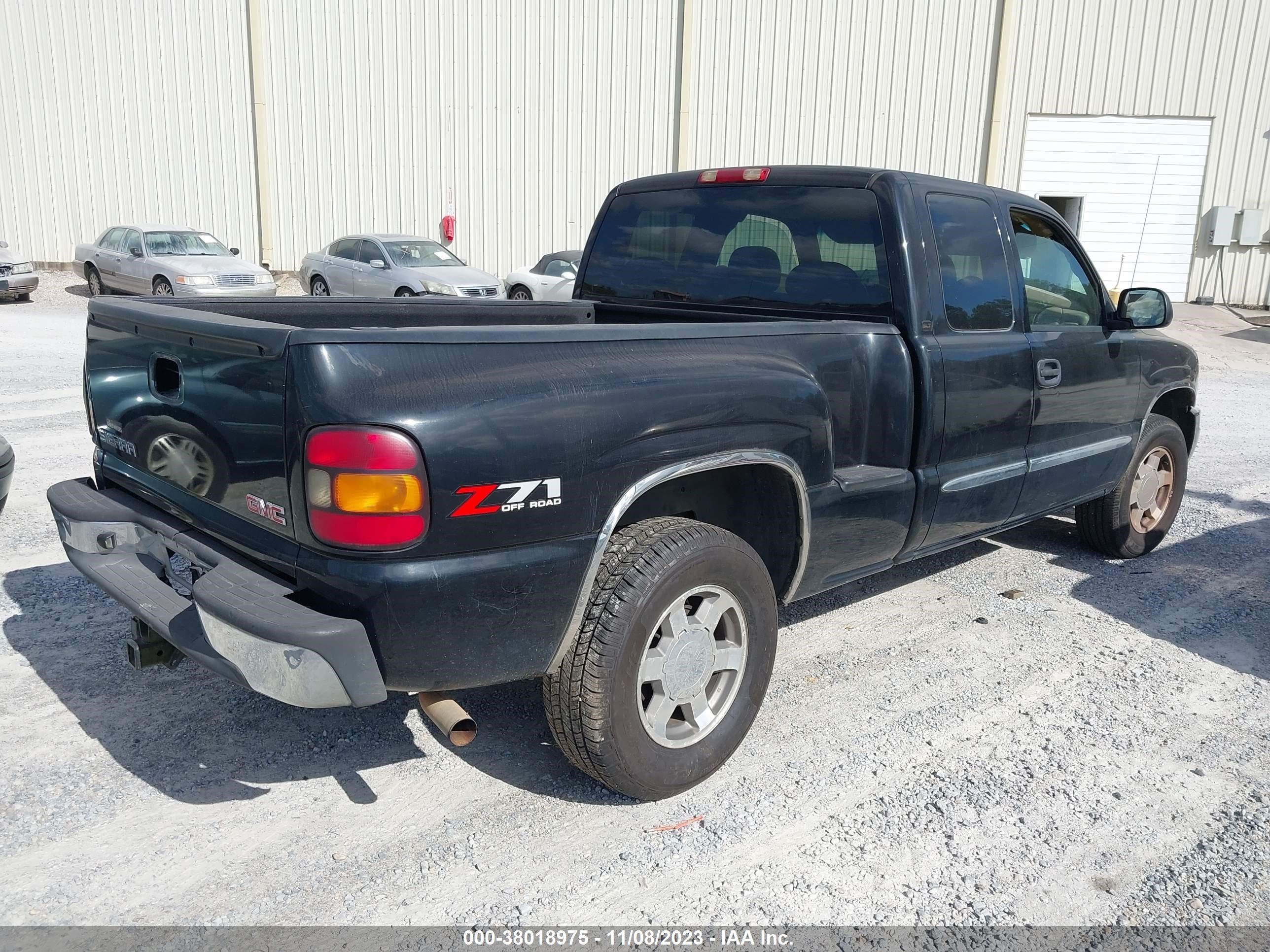 Photo 3 VIN: 2GTEK19B061100137 - GMC SIERRA 