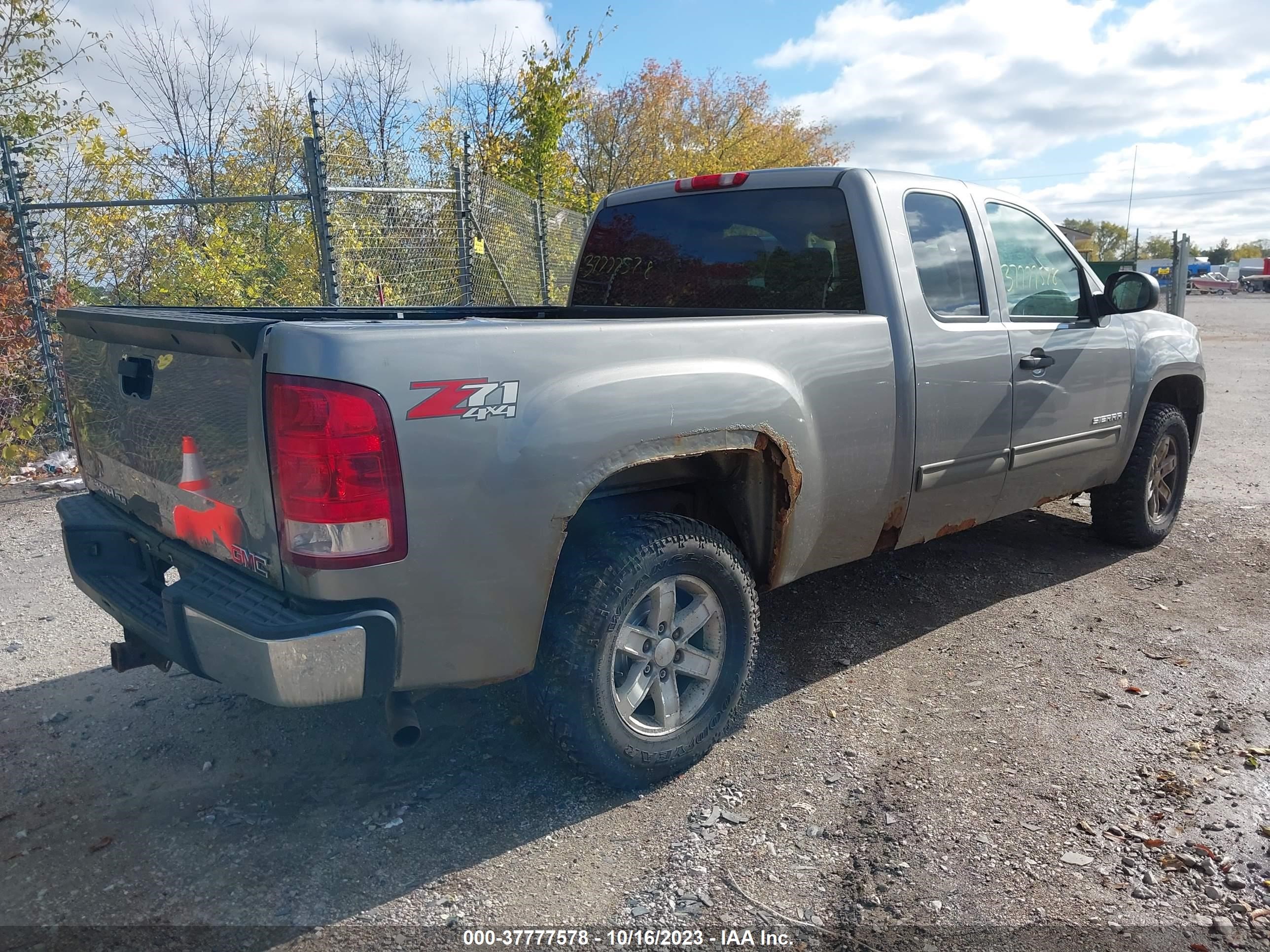 Photo 3 VIN: 2GTEK19J171656918 - GMC SIERRA 