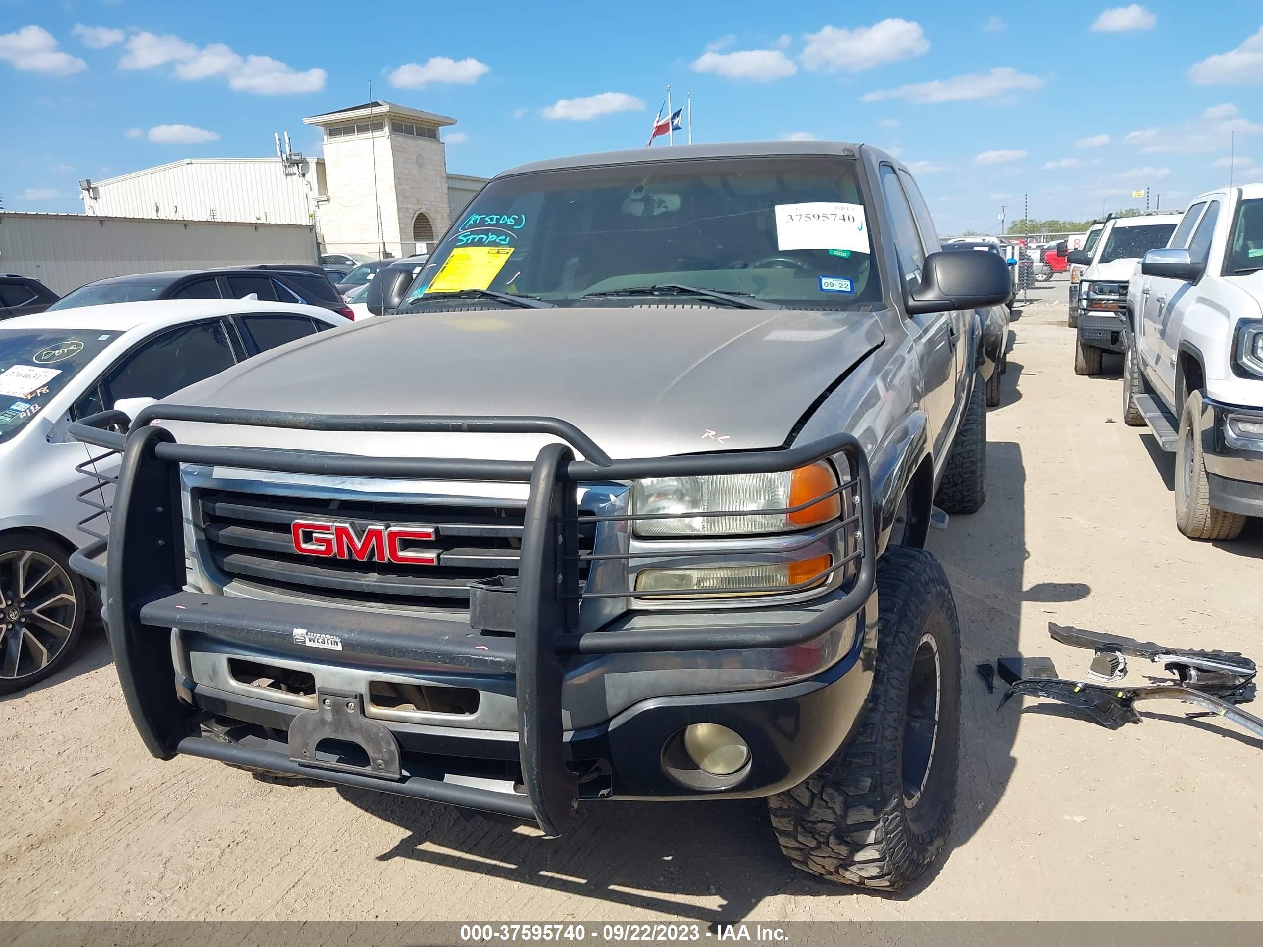 Photo 11 VIN: 2GTEK19T031133126 - GMC SIERRA 