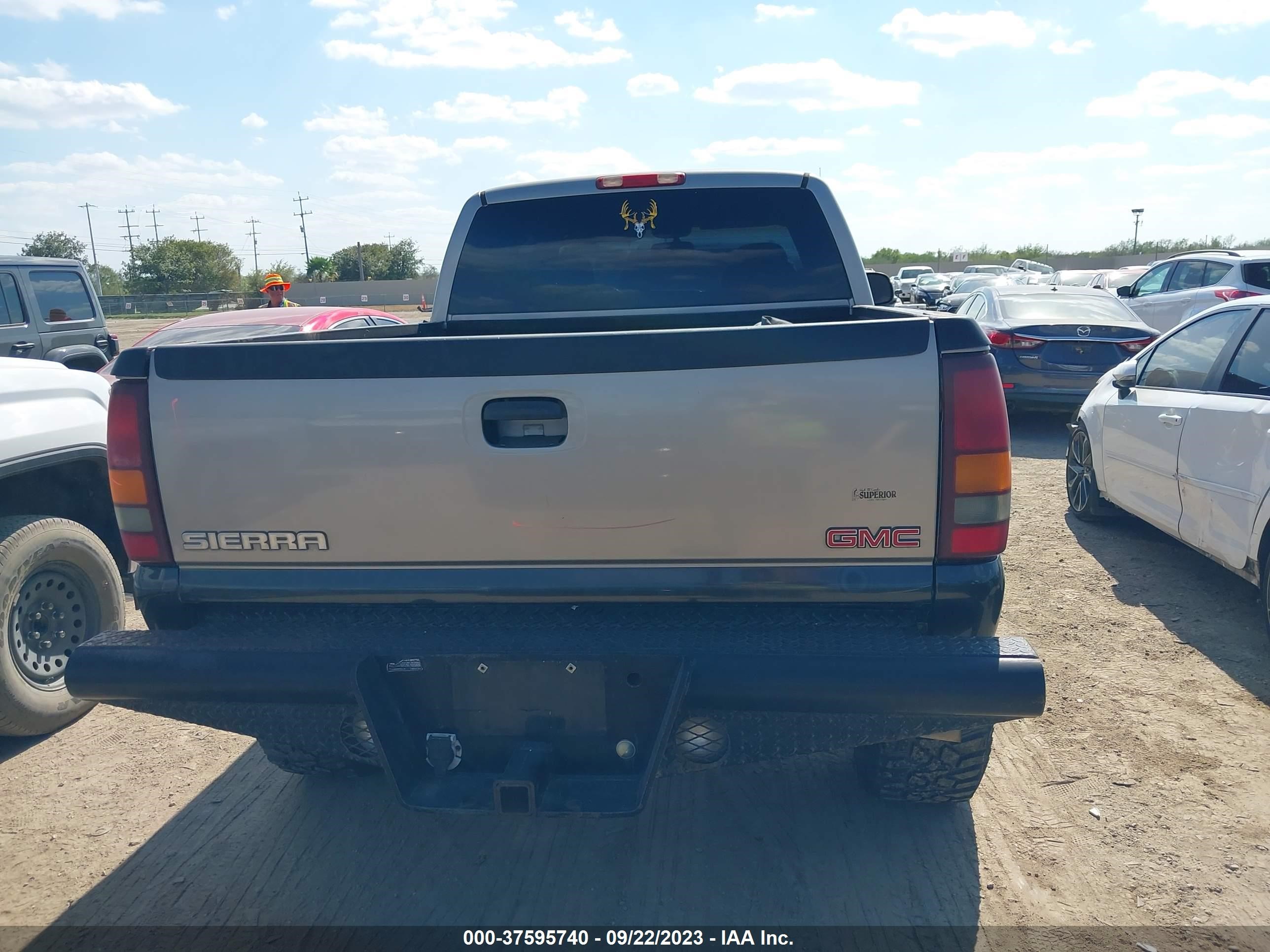 Photo 15 VIN: 2GTEK19T031133126 - GMC SIERRA 