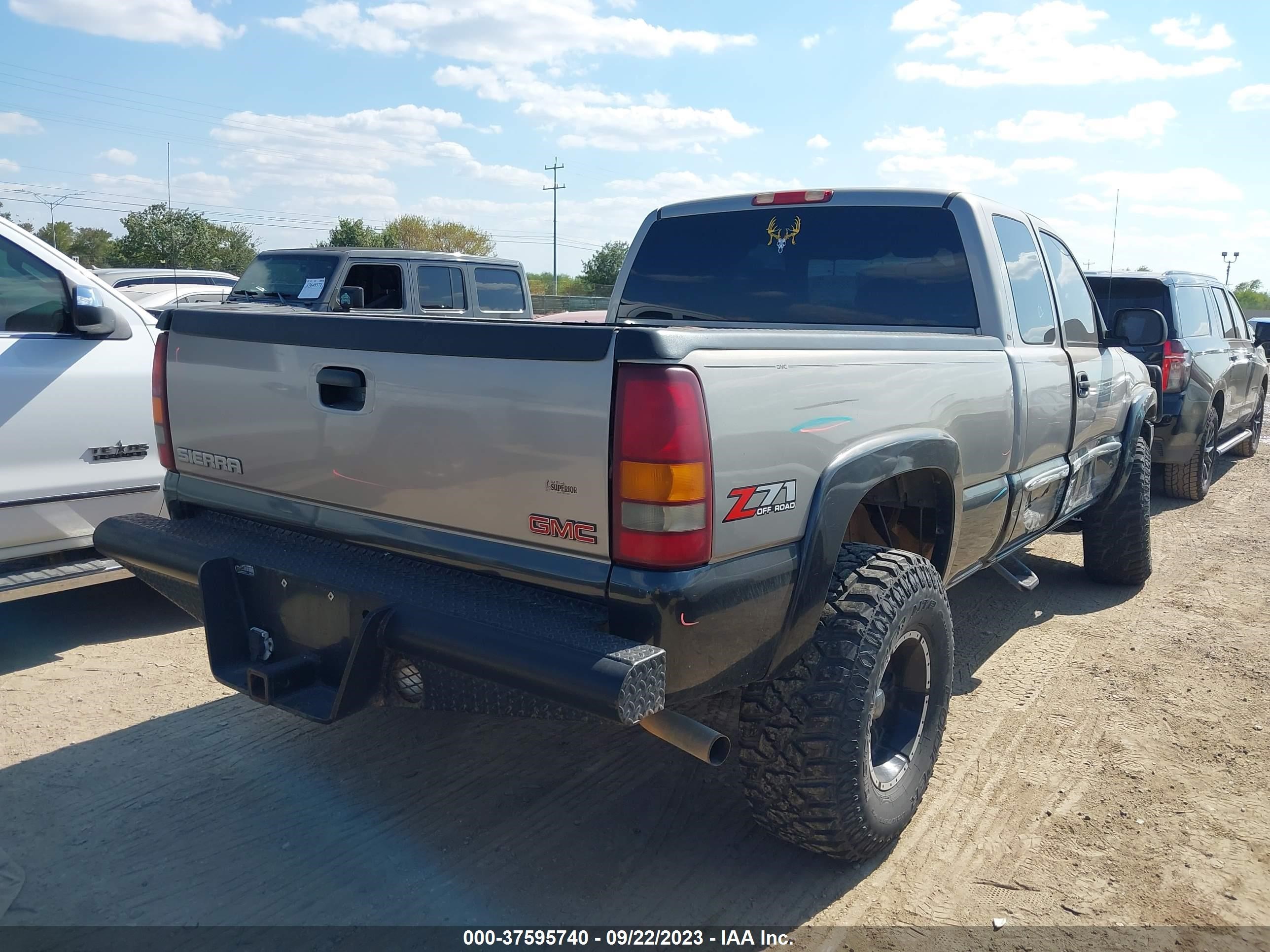 Photo 3 VIN: 2GTEK19T031133126 - GMC SIERRA 